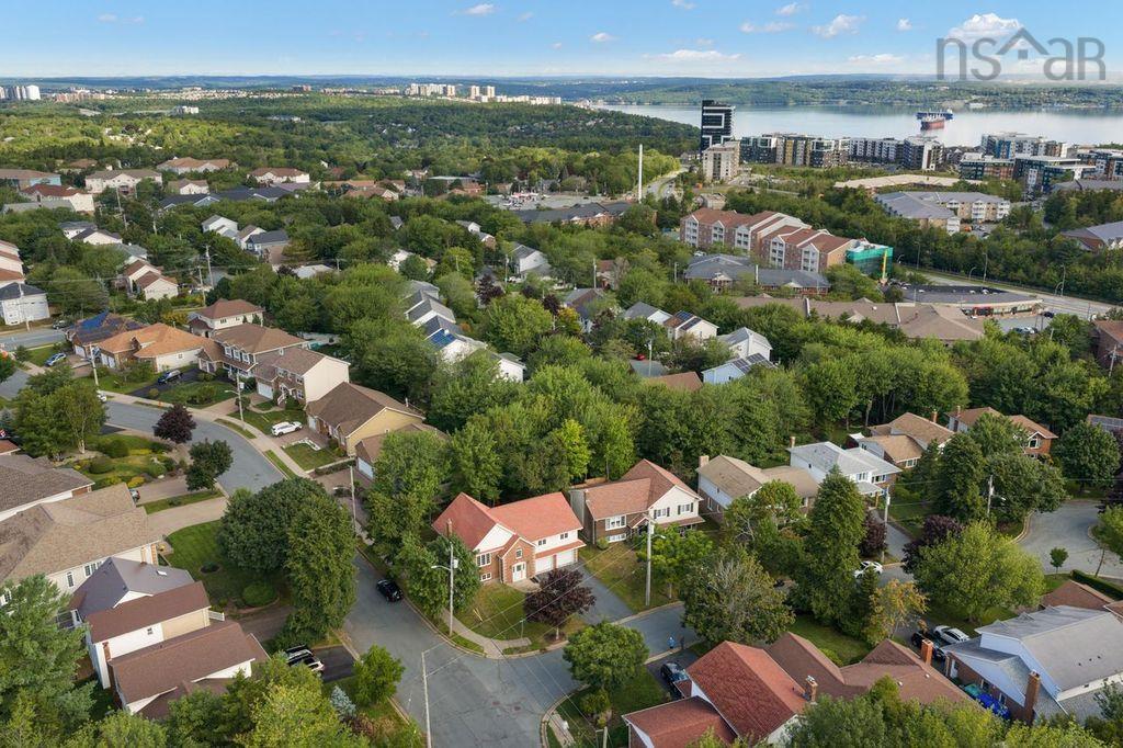 $749,900.00: 2 Huxley Close, Halifax