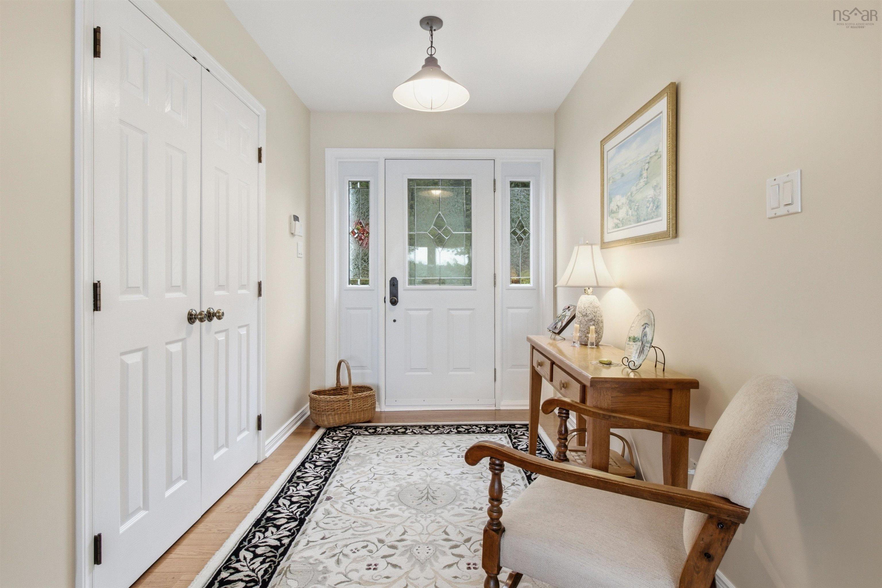 $1,199,999.00: 20 Sunny Point Lane, East River
