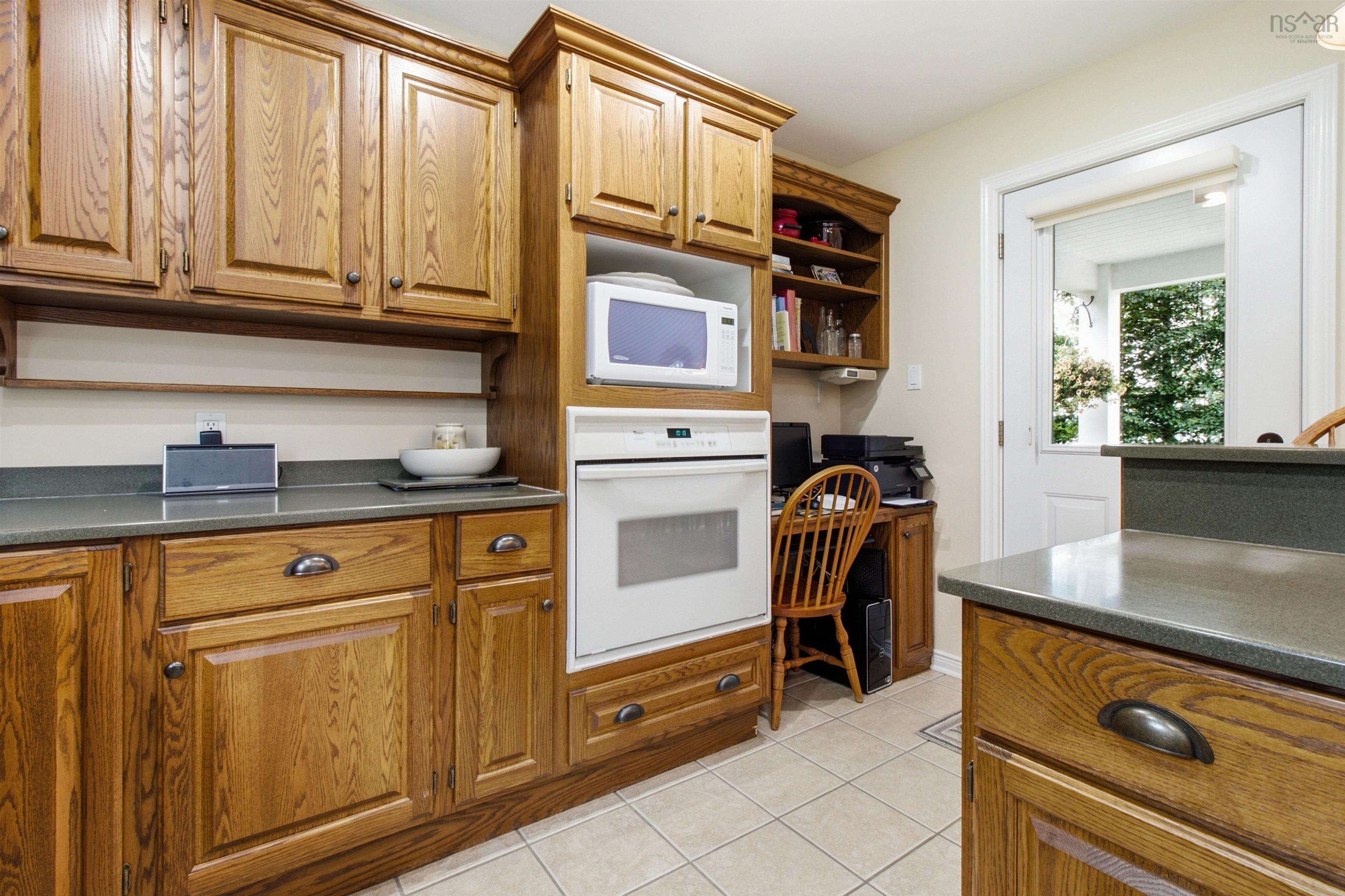 $1,199,999.00: 20 Sunny Point Lane, East River