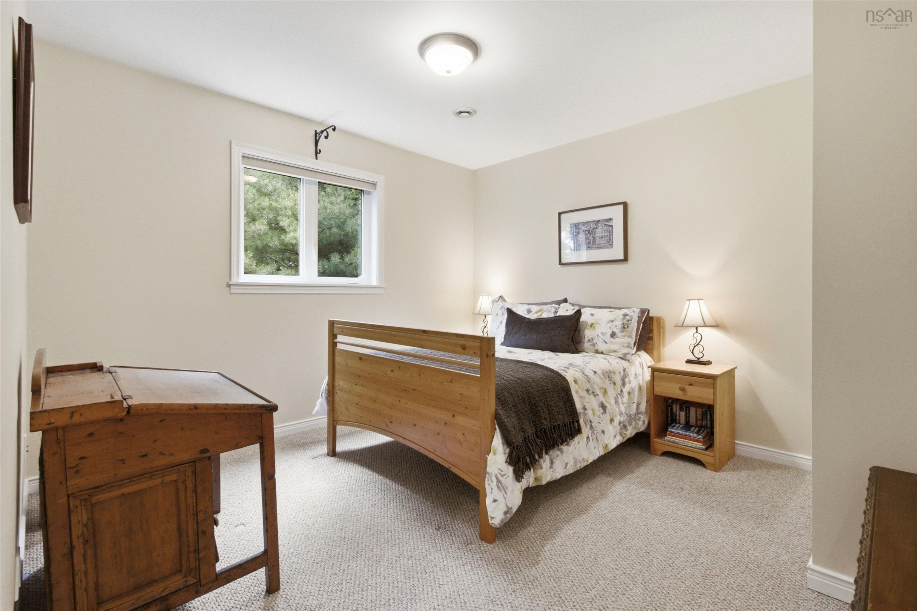 $1,199,999.00: 20 Sunny Point Lane, East River