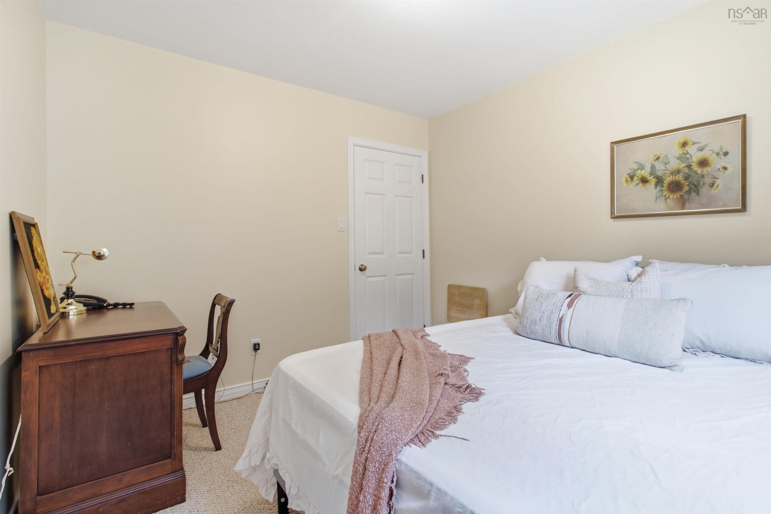 $1,199,999.00: 20 Sunny Point Lane, East River