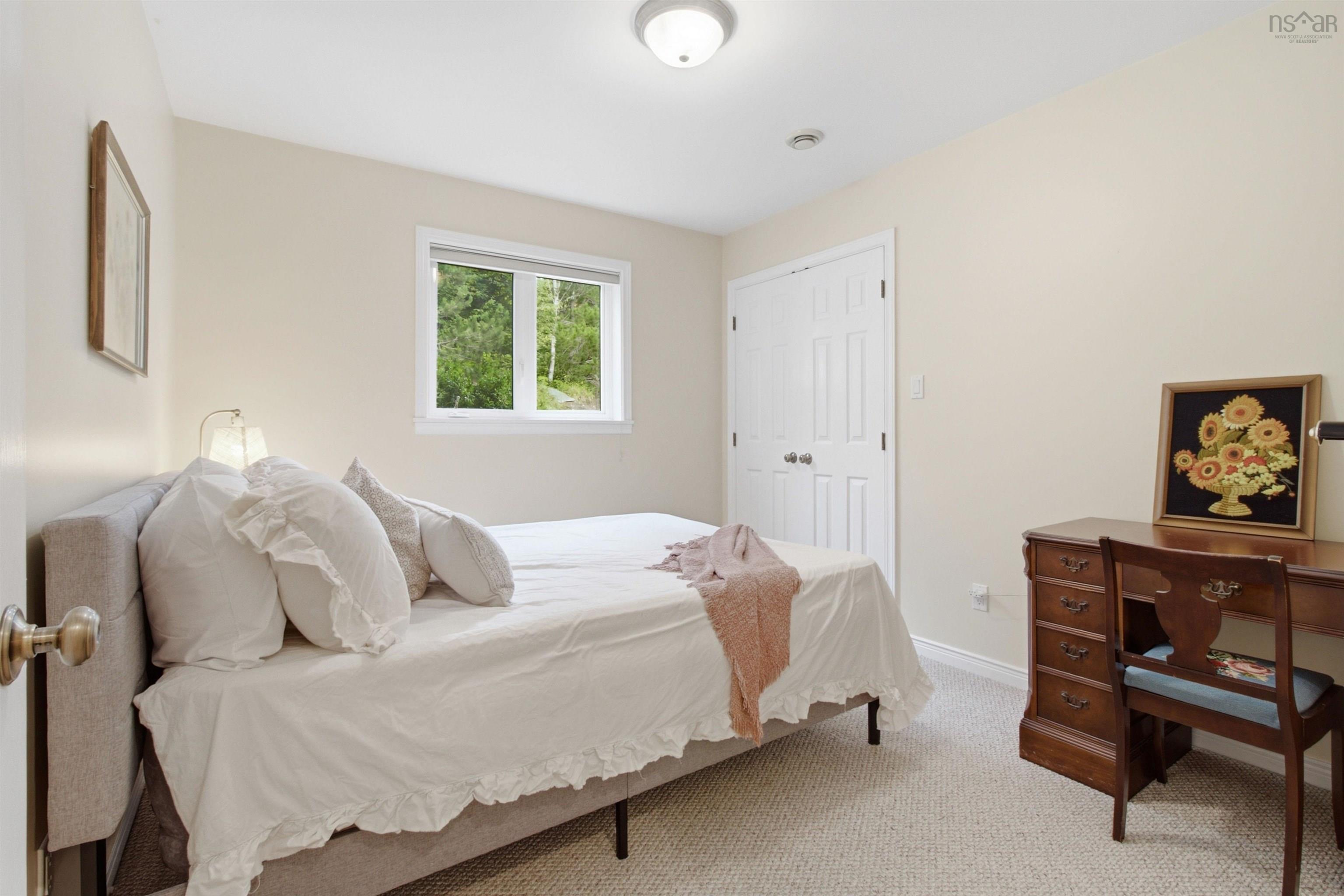 $1,199,999.00: 20 Sunny Point Lane, East River