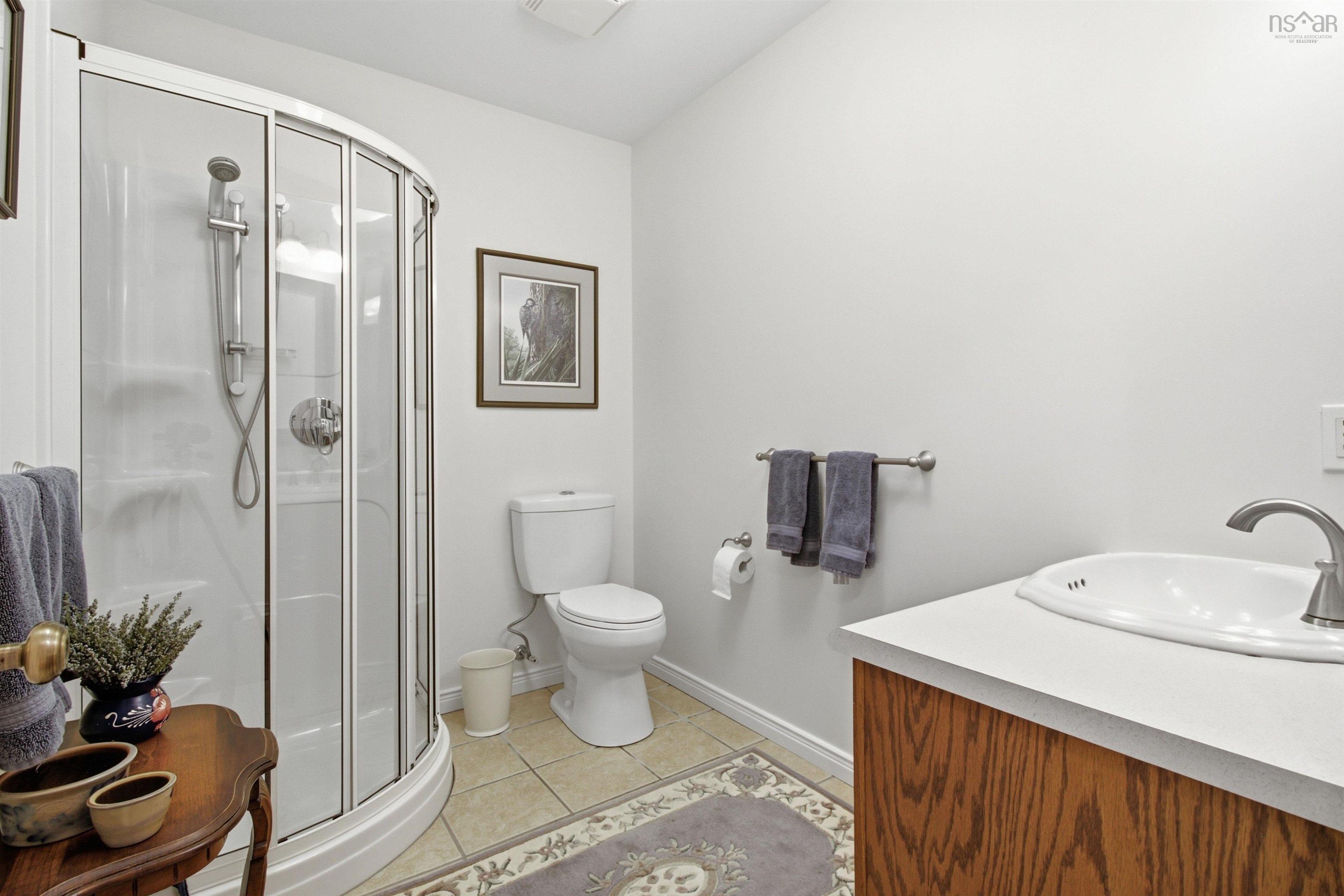 $1,199,999.00: 20 Sunny Point Lane, East River