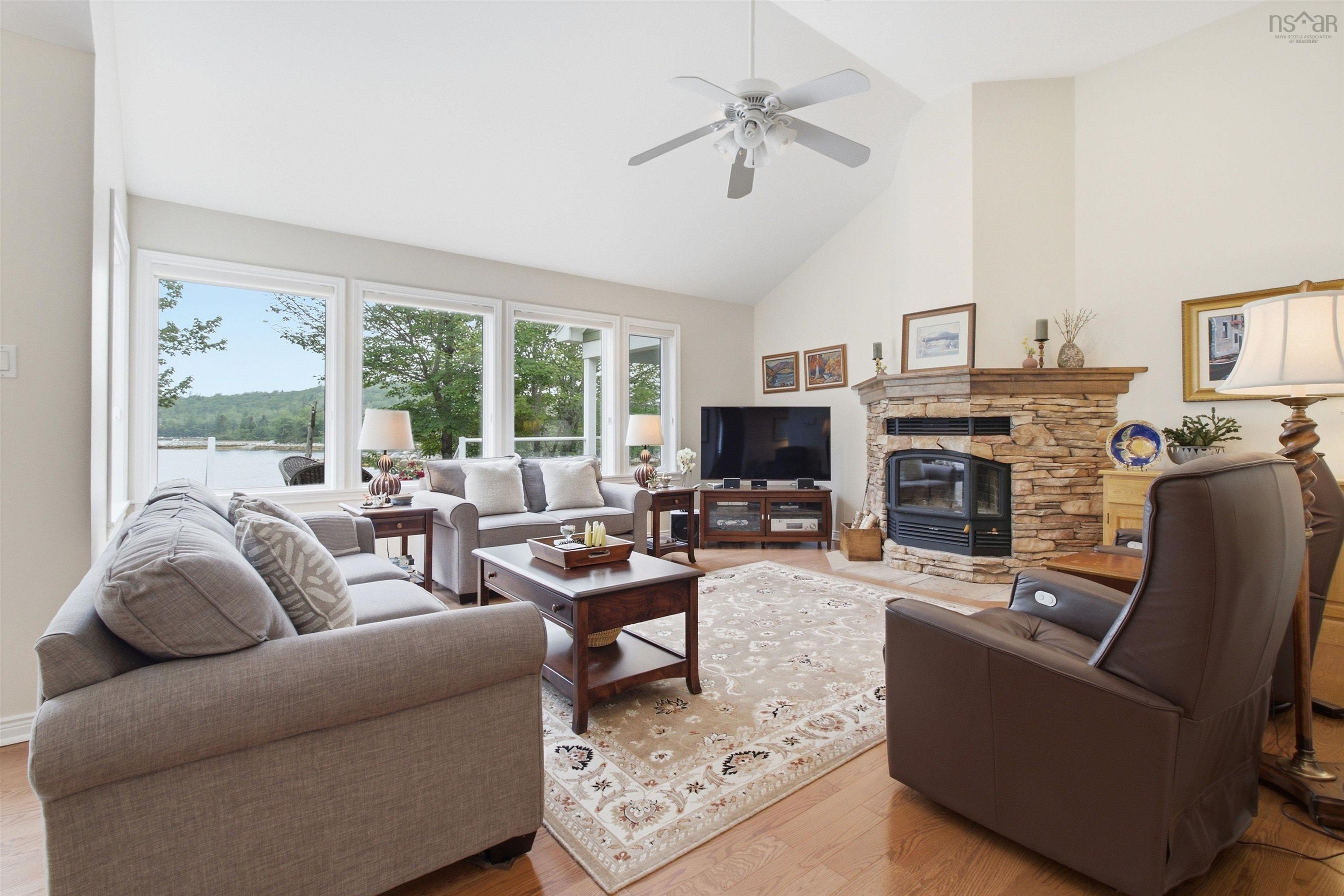$1,199,999.00: 20 Sunny Point Lane, East River