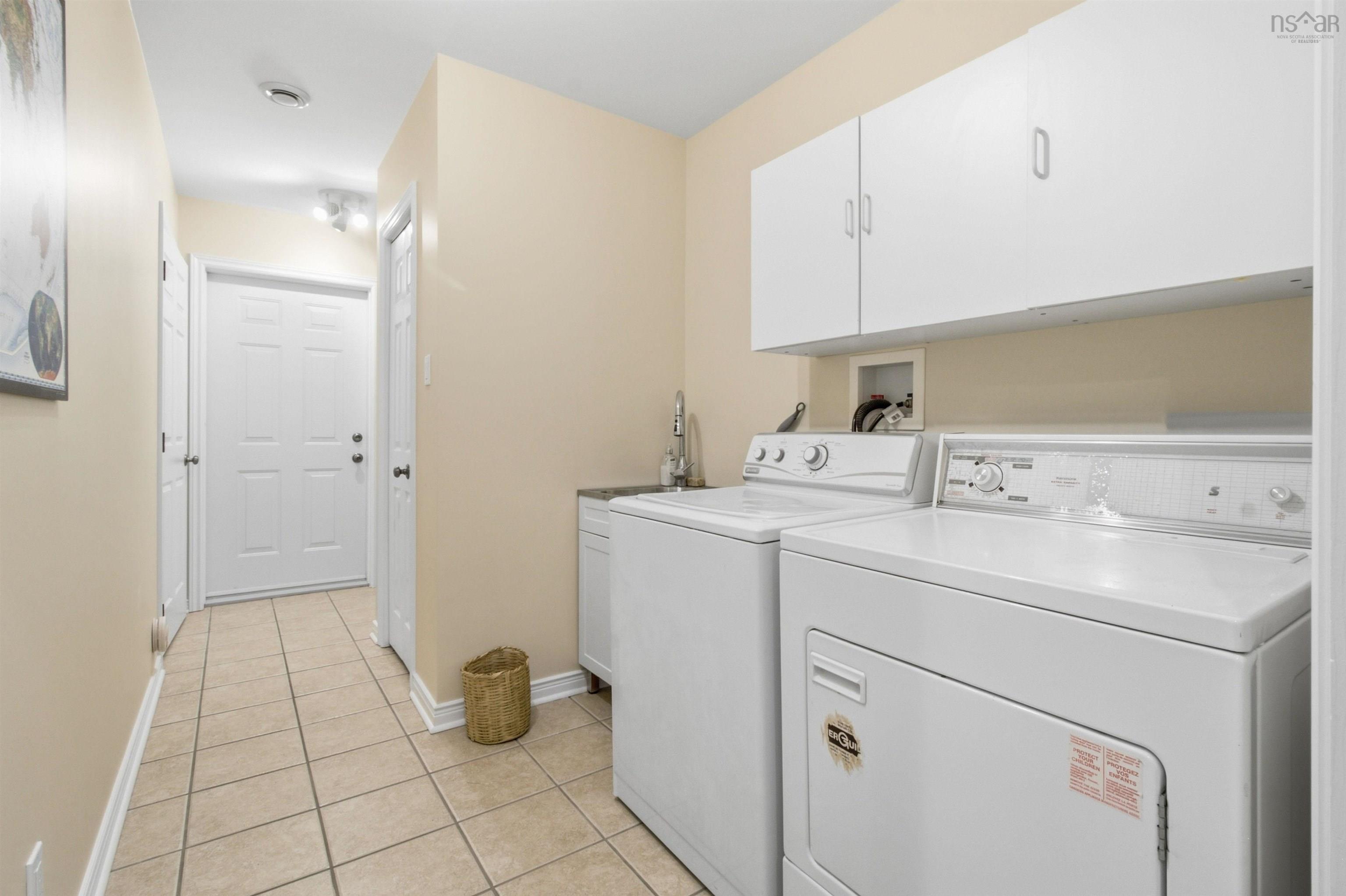 $1,199,999.00: 20 Sunny Point Lane, East River