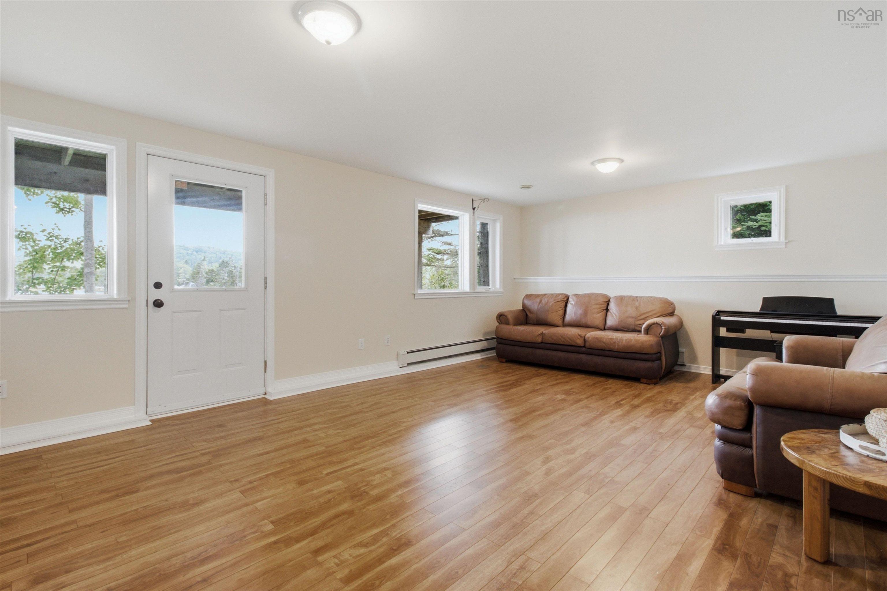 $1,199,999.00: 20 Sunny Point Lane, East River