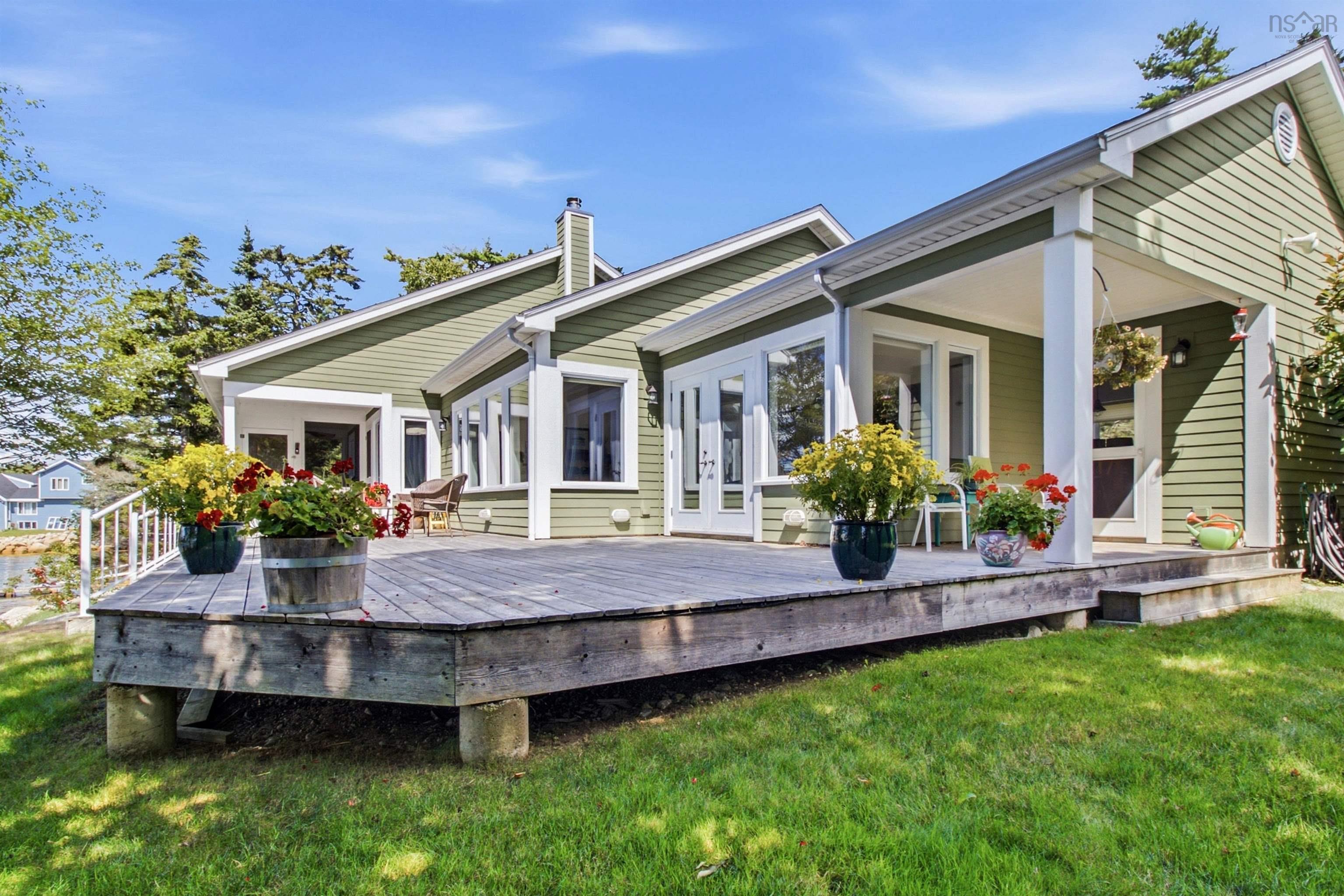 $1,199,999.00: 20 Sunny Point Lane, East River