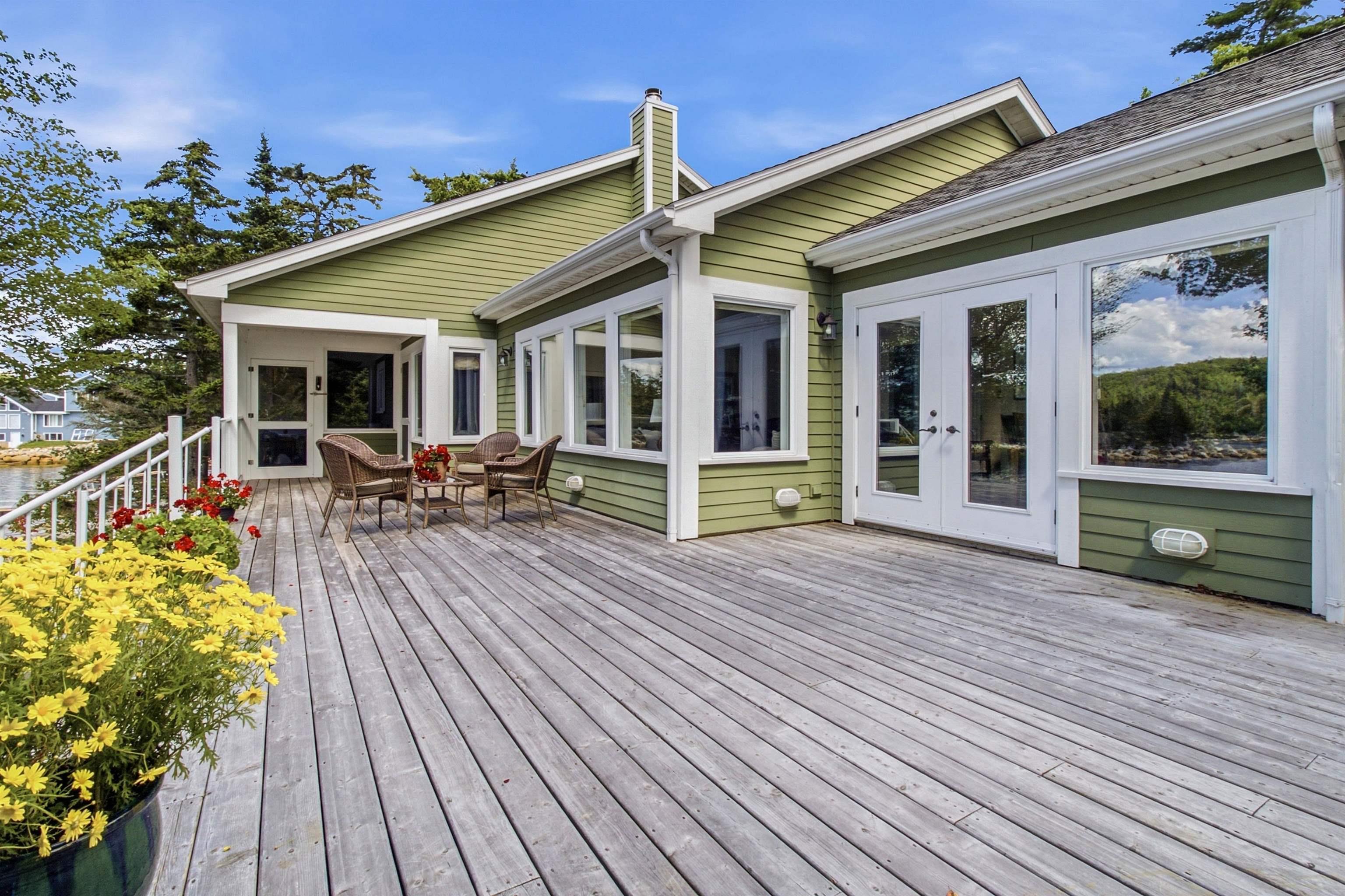 $1,199,999.00: 20 Sunny Point Lane, East River