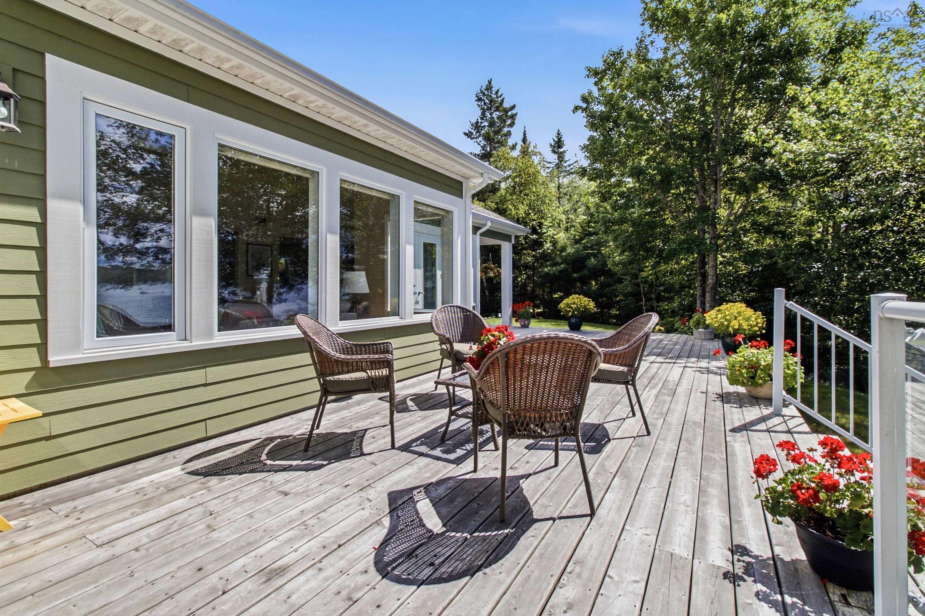 $1,199,999.00: 20 Sunny Point Lane, East River
