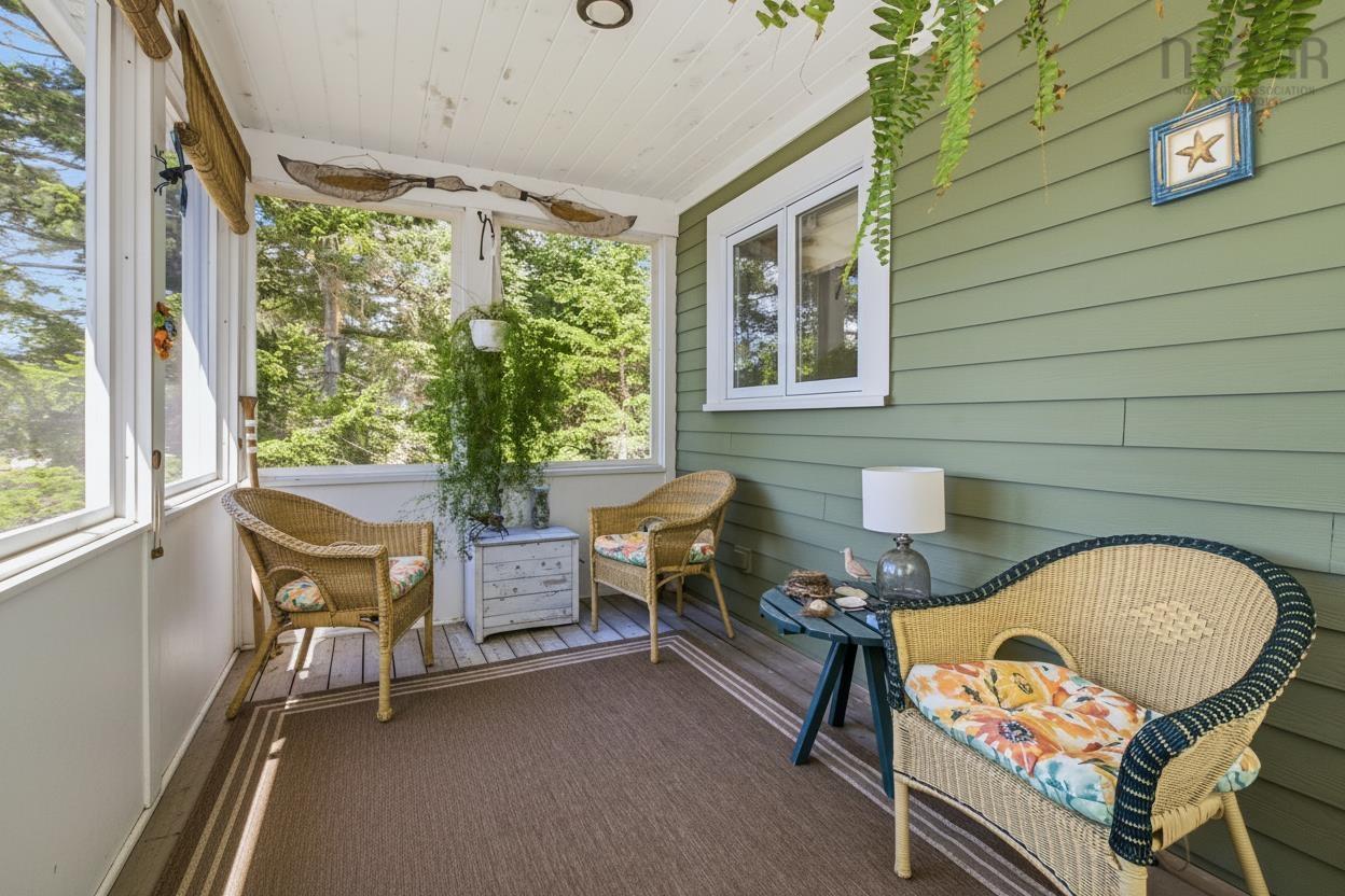 $1,199,999.00: 20 Sunny Point Lane, East River