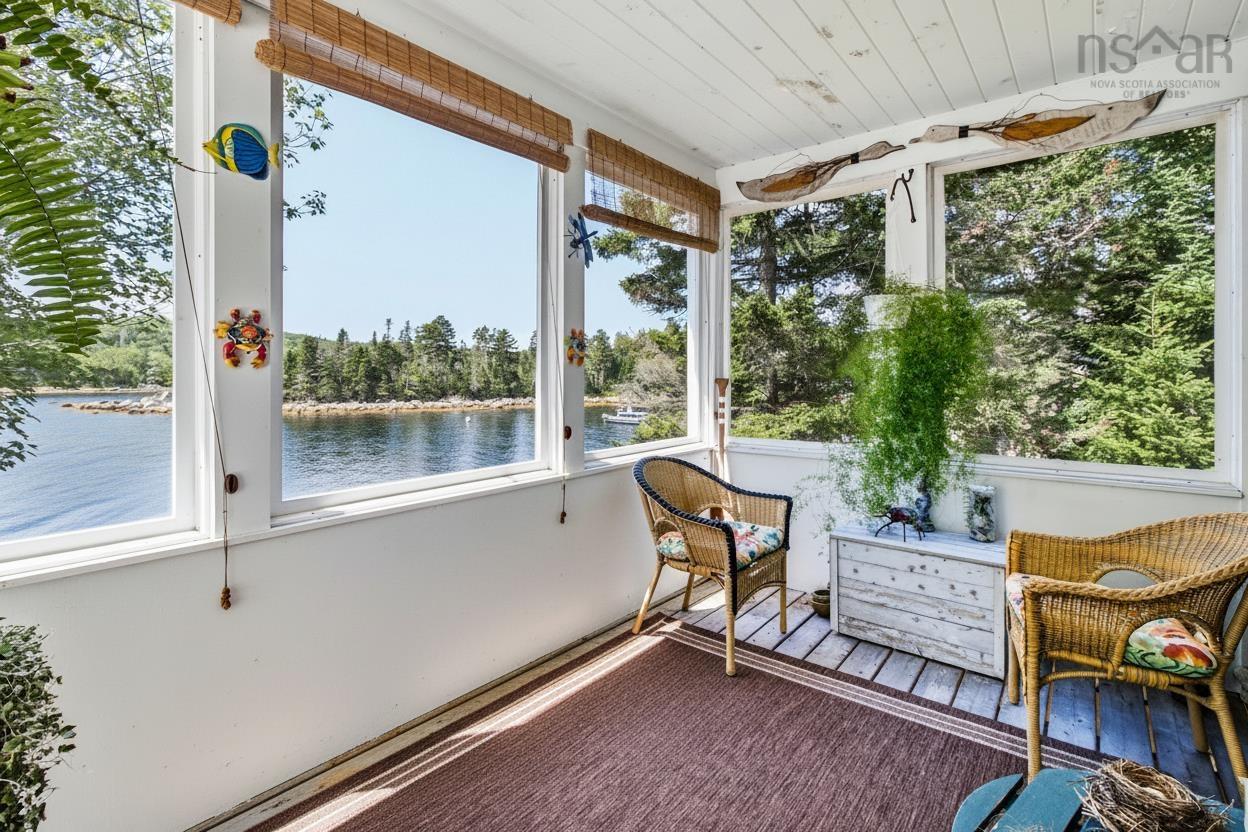 $1,199,999.00: 20 Sunny Point Lane, East River