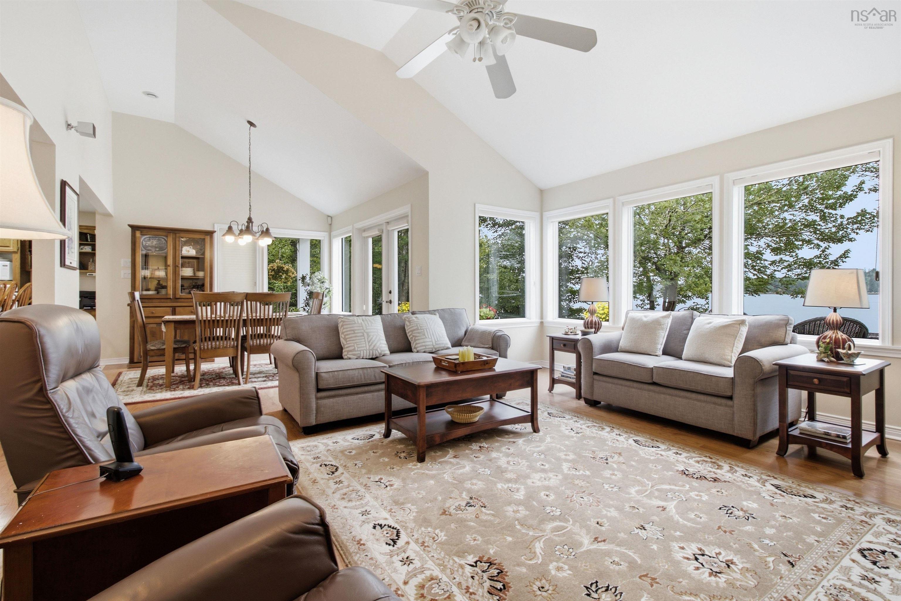 $1,199,999.00: 20 Sunny Point Lane, East River