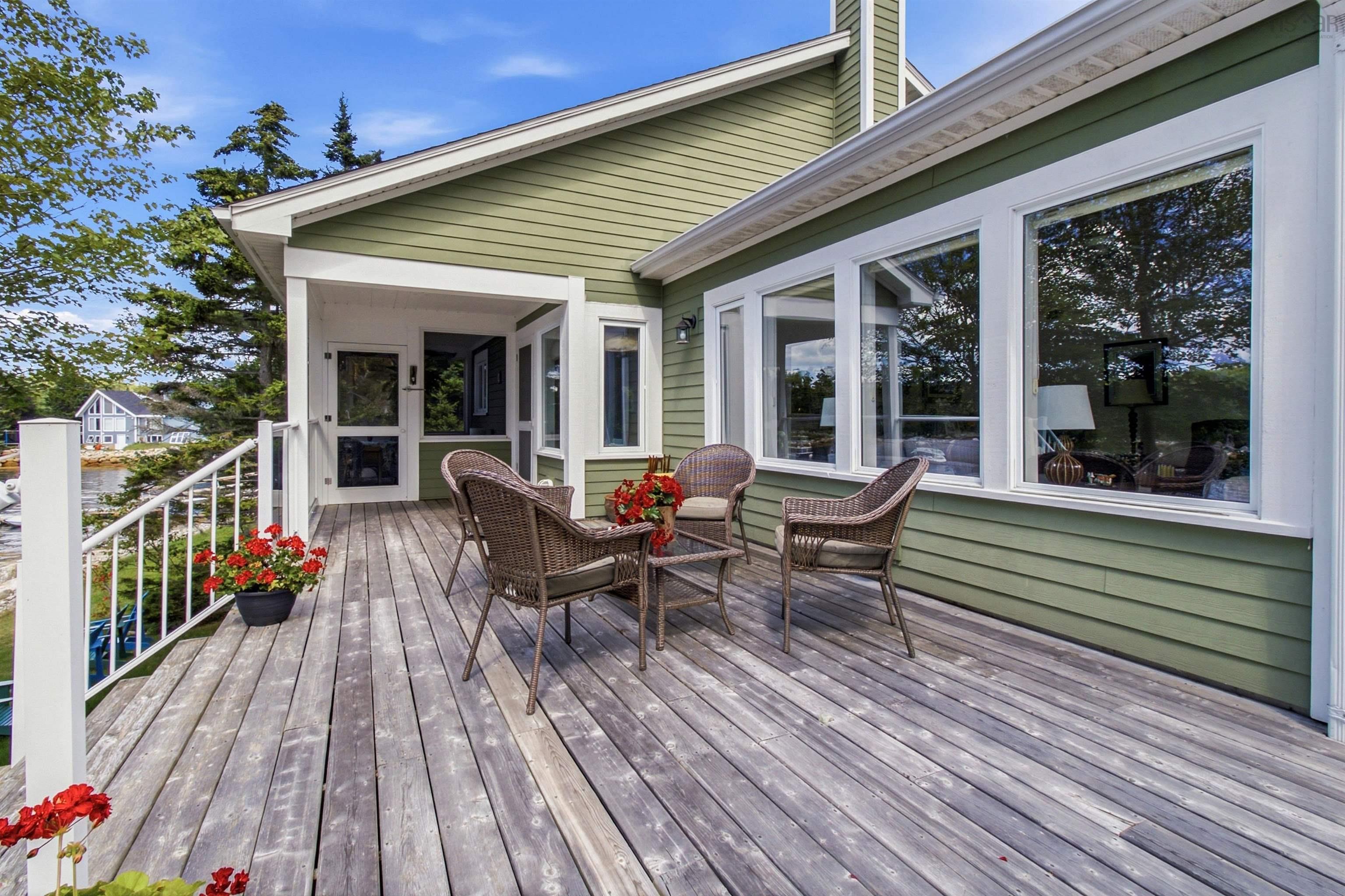 $1,199,999.00: 20 Sunny Point Lane, East River
