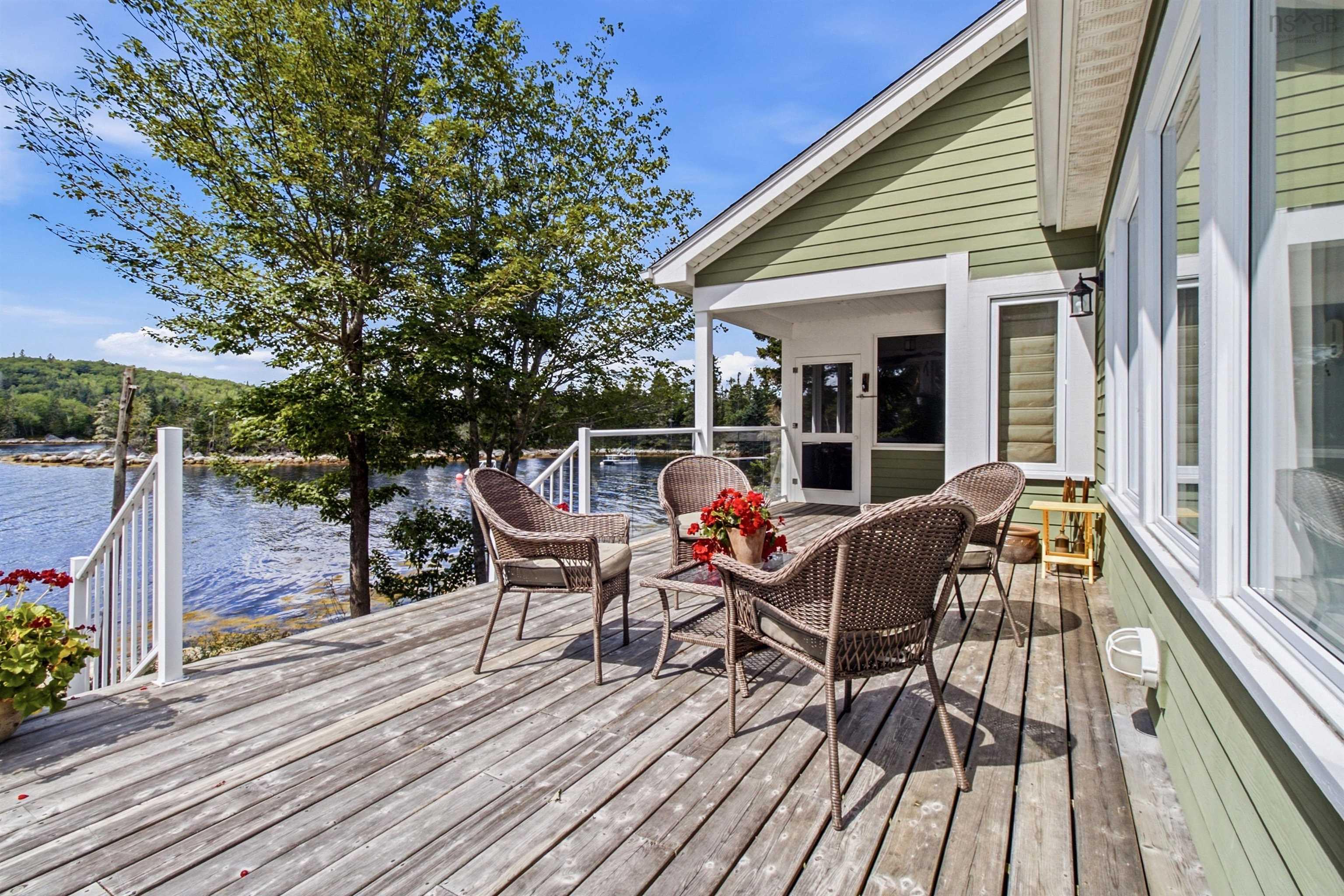 $1,199,999.00: 20 Sunny Point Lane, East River