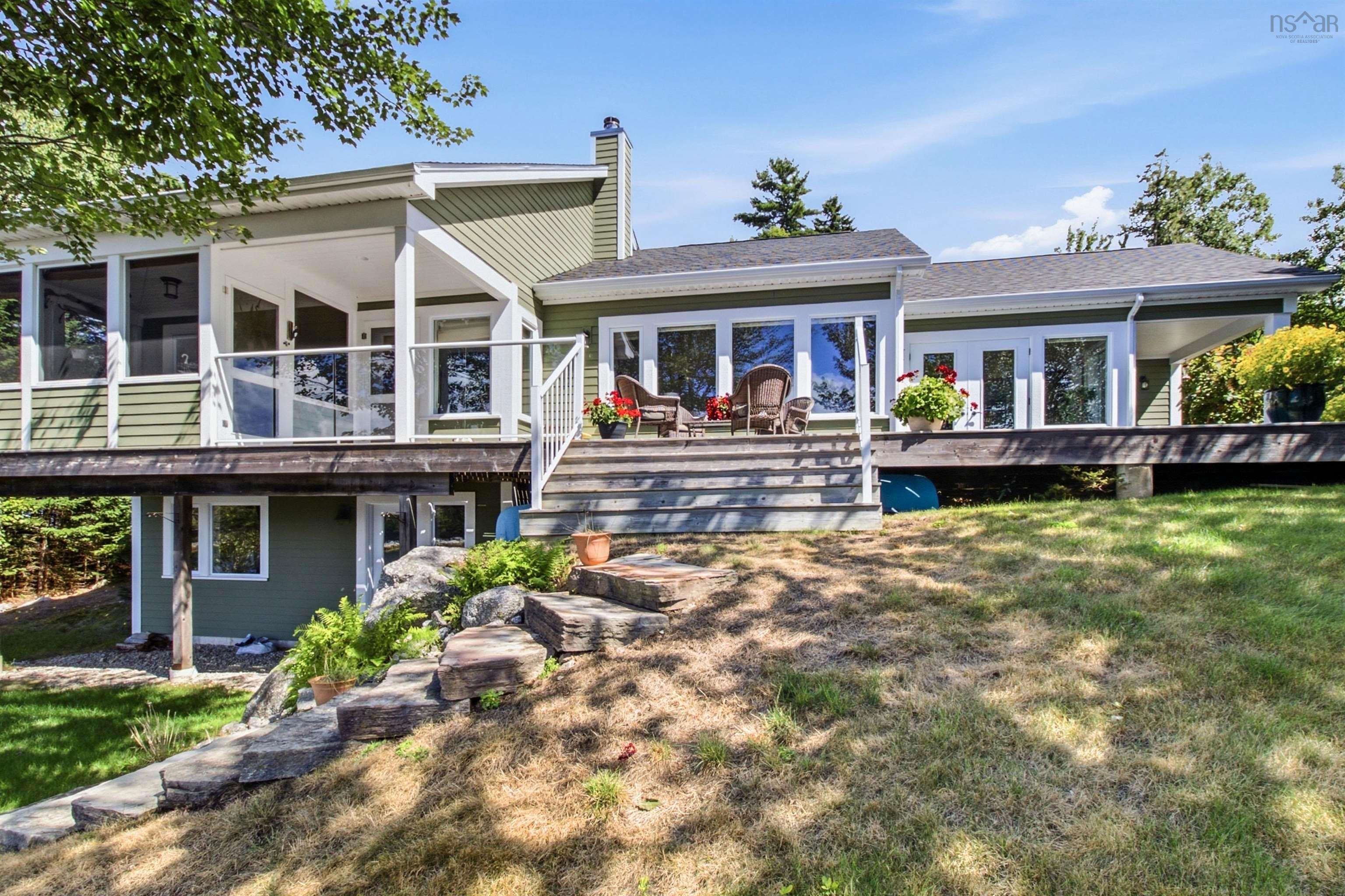 $1,199,999.00: 20 Sunny Point Lane, East River