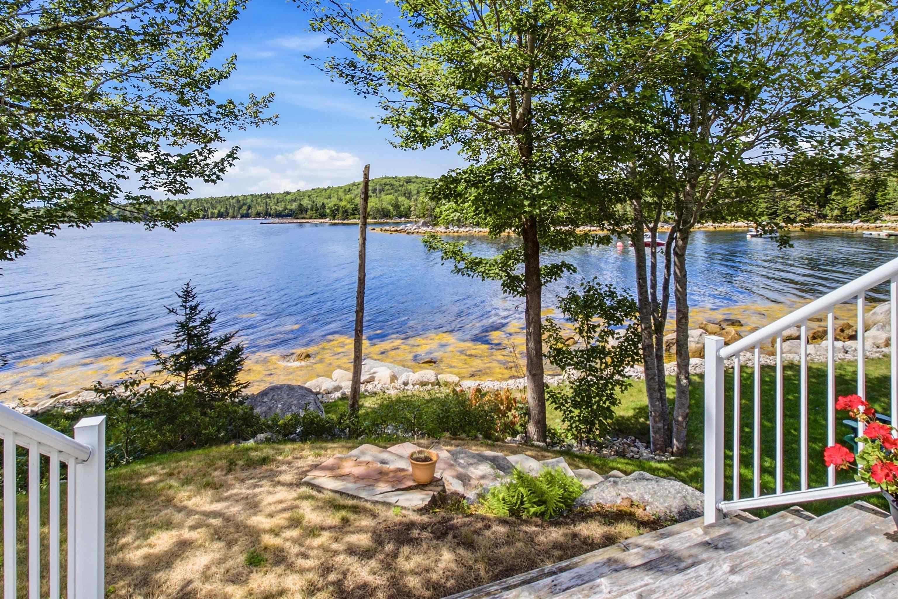 $1,199,999.00: 20 Sunny Point Lane, East River