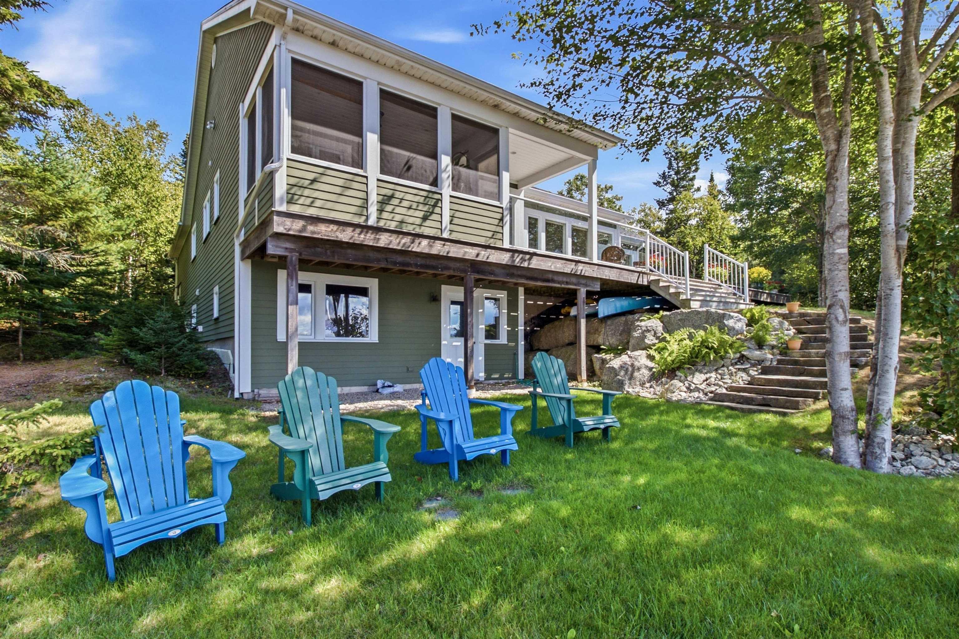 $1,199,999.00: 20 Sunny Point Lane, East River