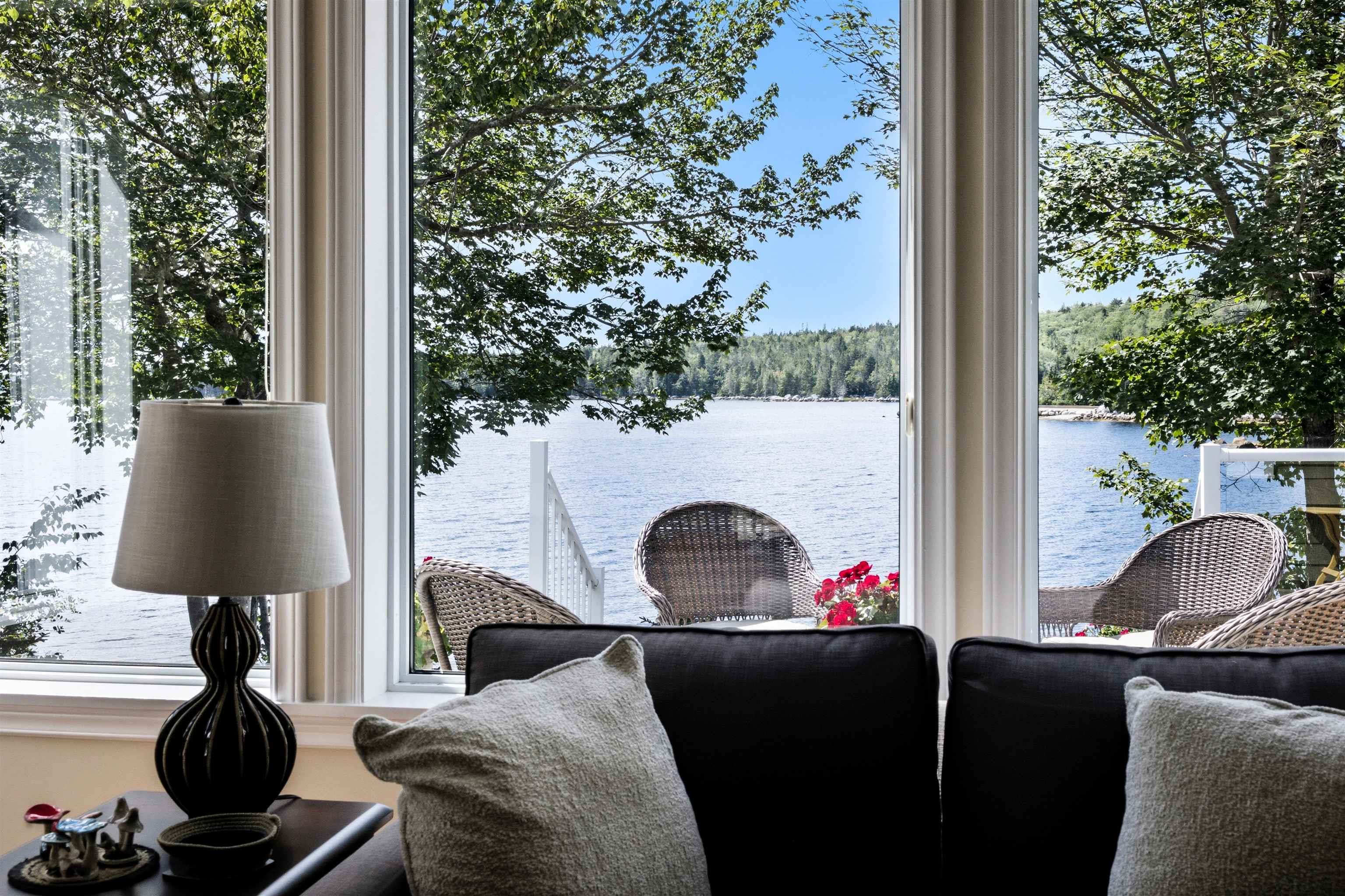 $1,199,999.00: 20 Sunny Point Lane, East River