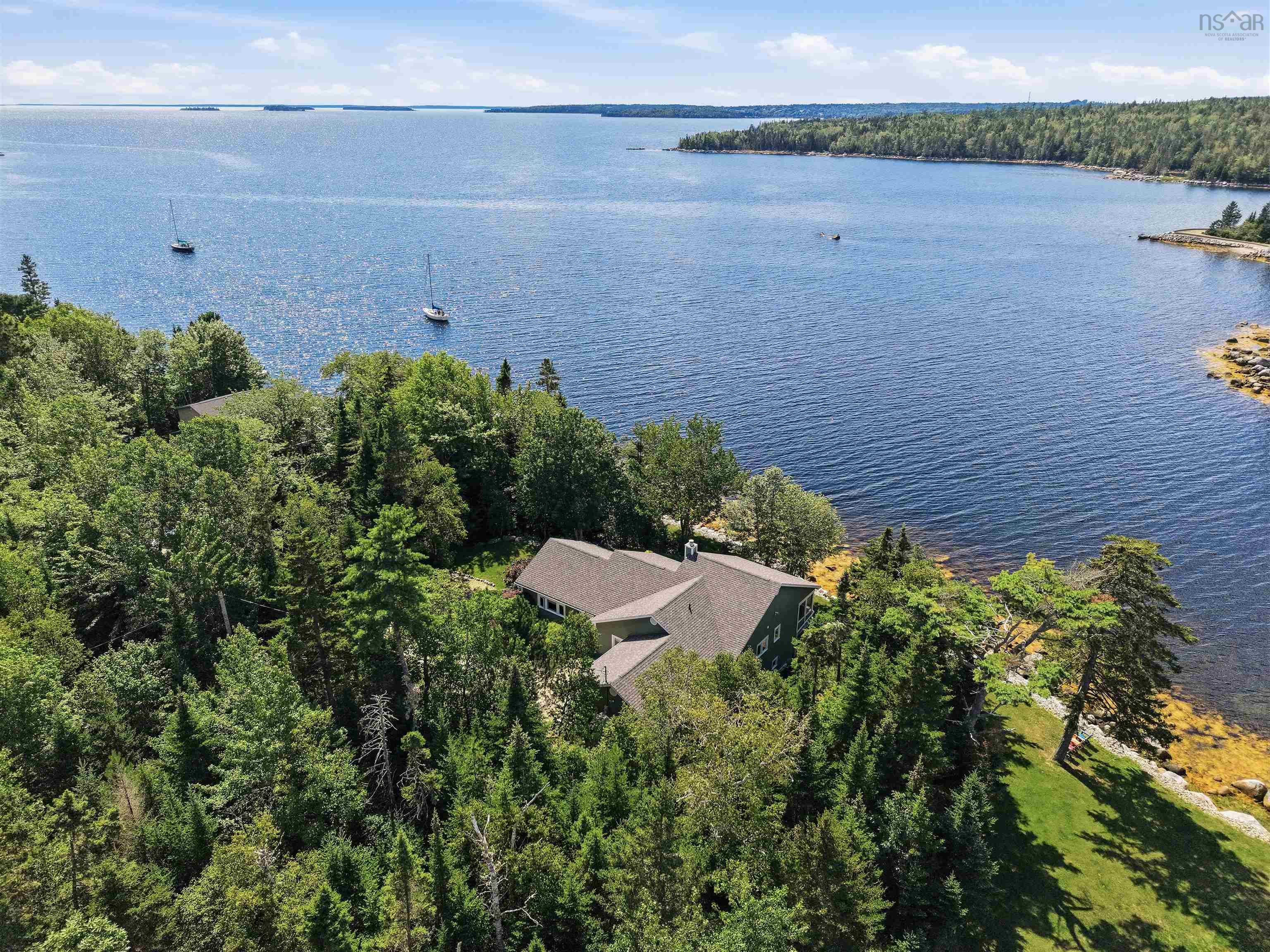 $1,199,999.00: 20 Sunny Point Lane, East River