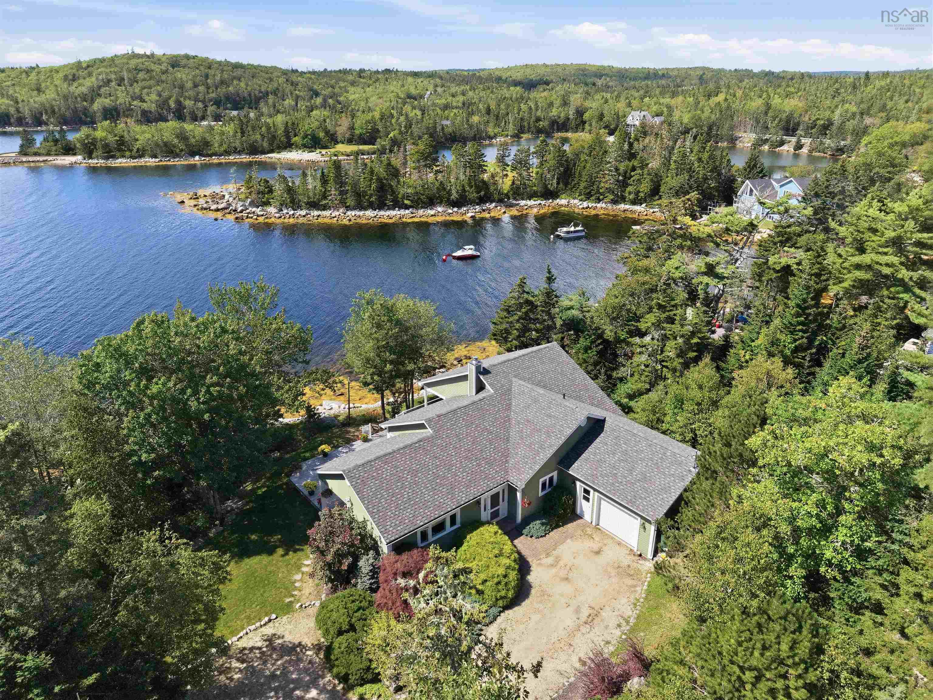 $1,199,999.00: 20 Sunny Point Lane, East River