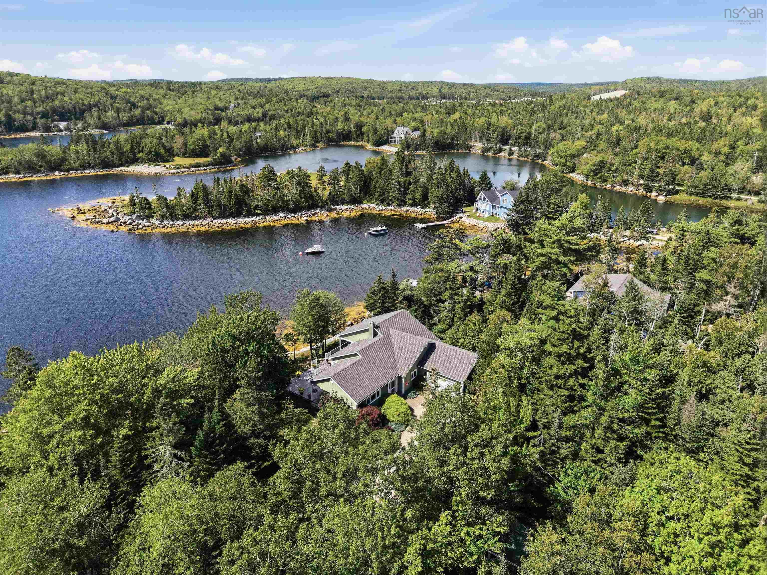 $1,199,999.00: 20 Sunny Point Lane, East River
