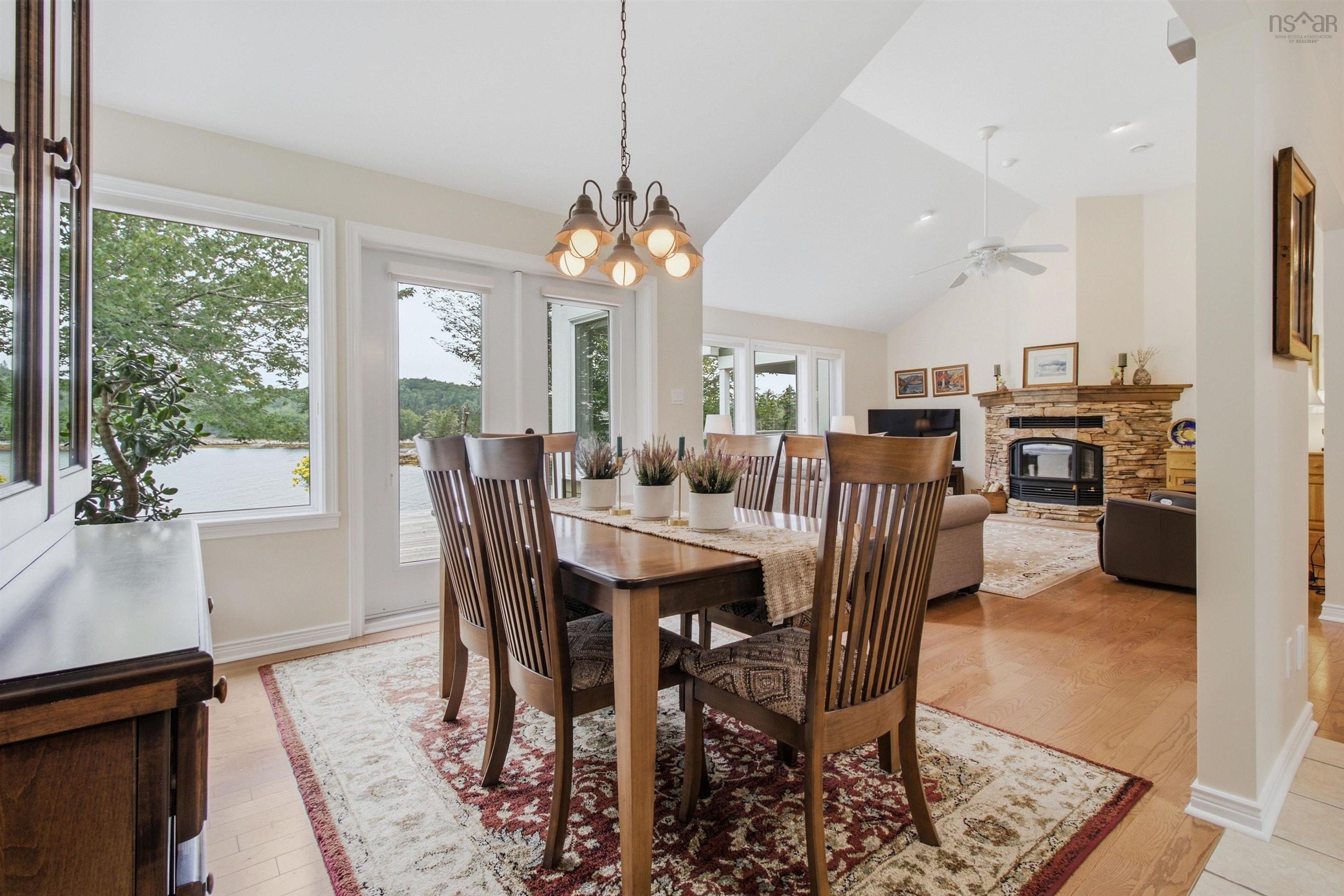 $1,199,999.00: 20 Sunny Point Lane, East River