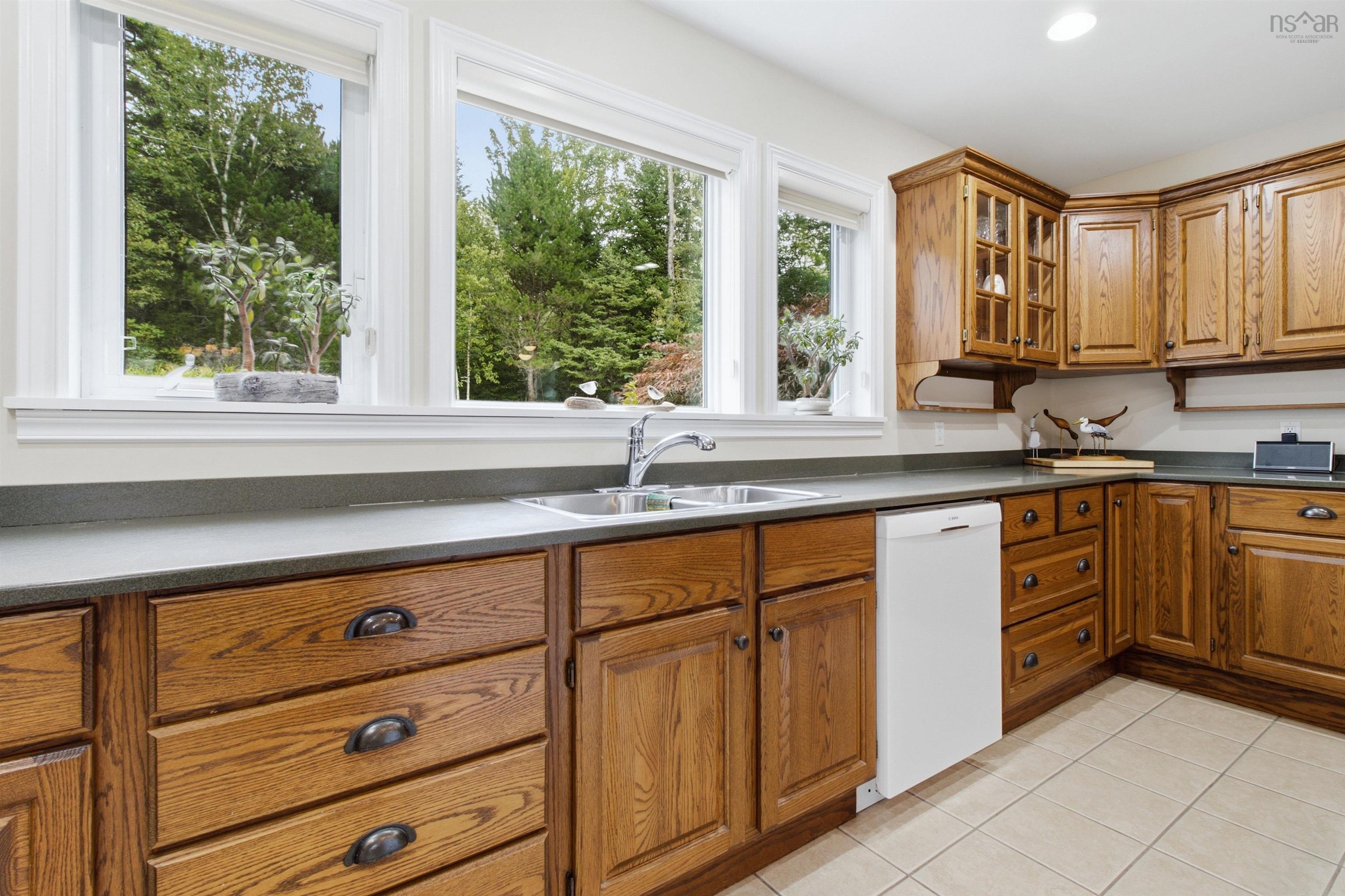 $1,199,999.00: 20 Sunny Point Lane, East River