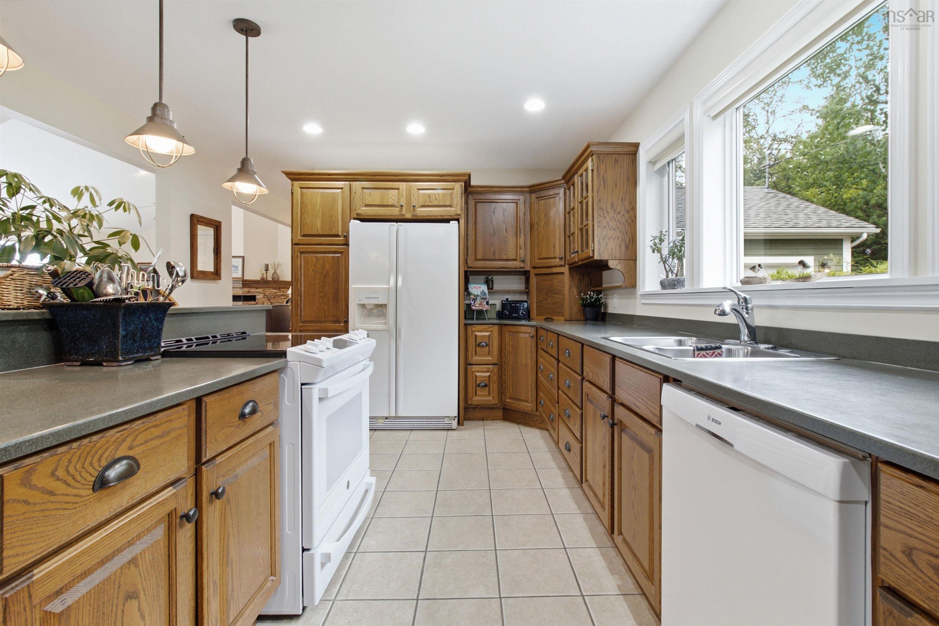 $1,199,999.00: 20 Sunny Point Lane, East River