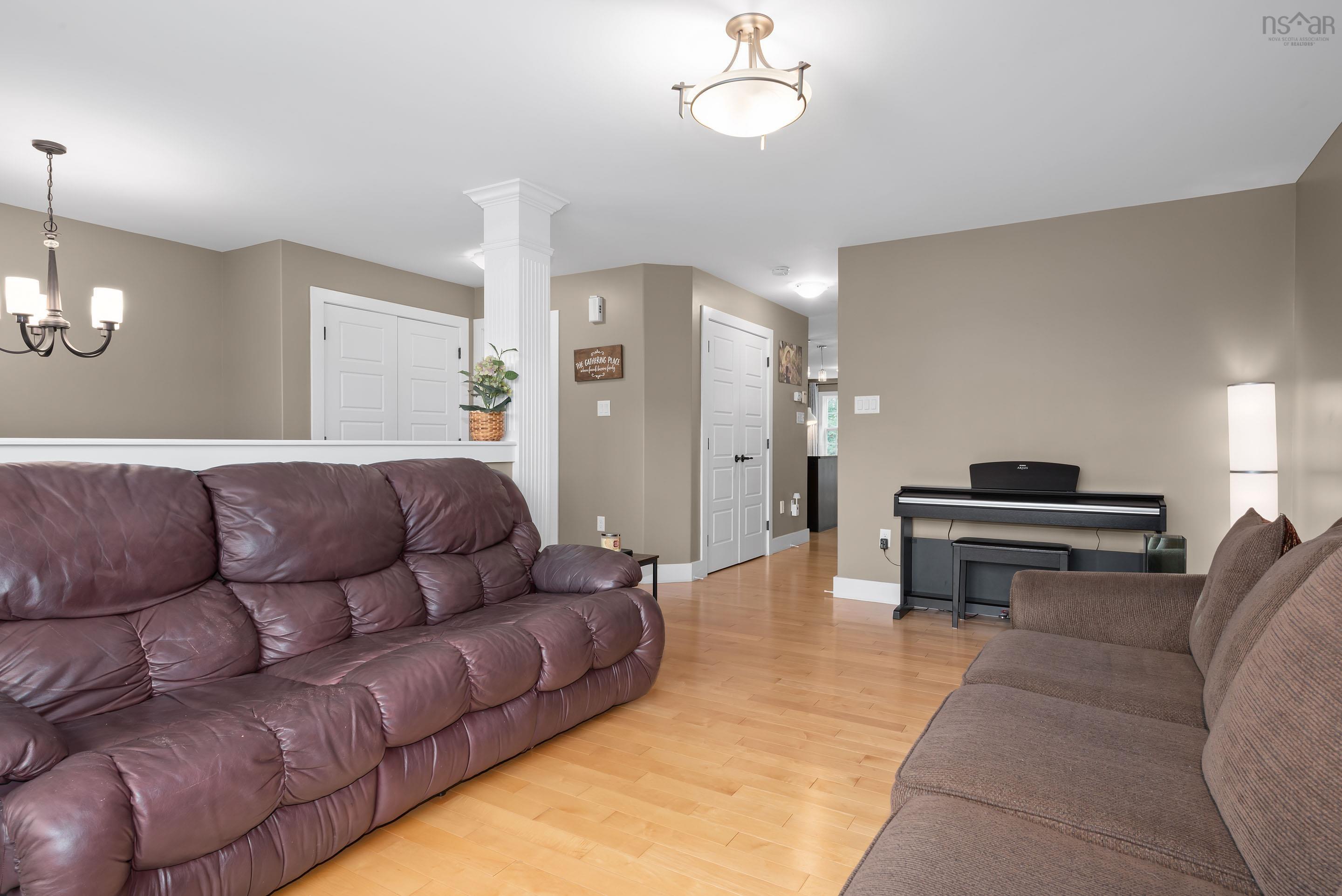 $699,900.00: 36 Lasalle Court, West Bedford