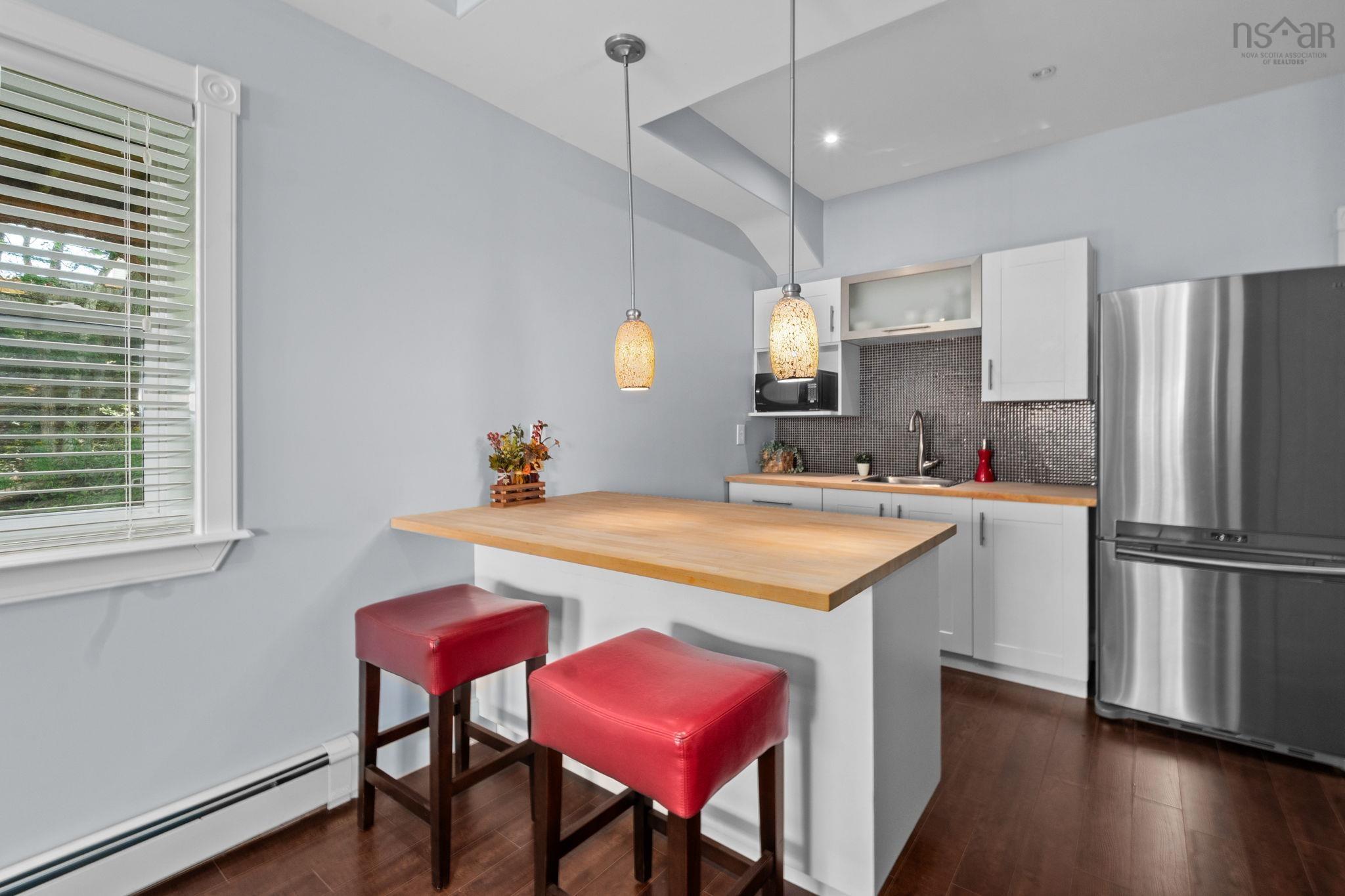 $999,900.00: 382 Southgate Drive, Bedford