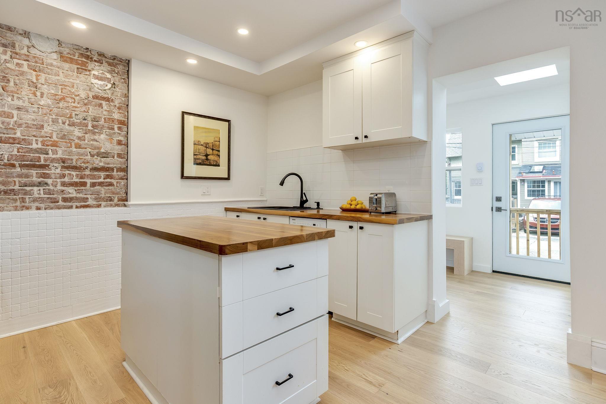 $739,900.00: 5547 Kane Place, Halifax