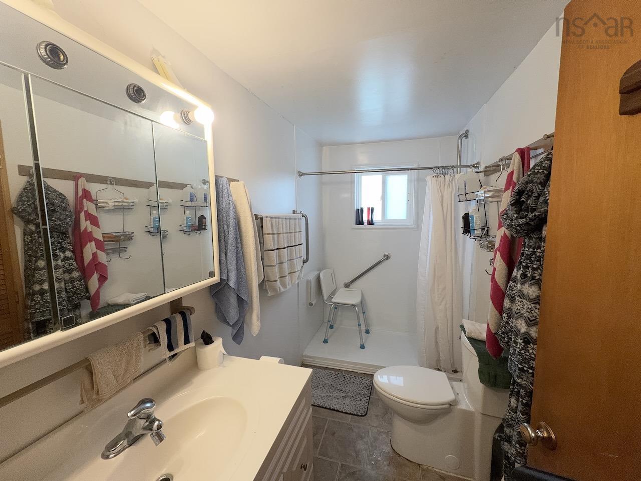 $379,900.00: 1590 359 Highway, Steam Mill