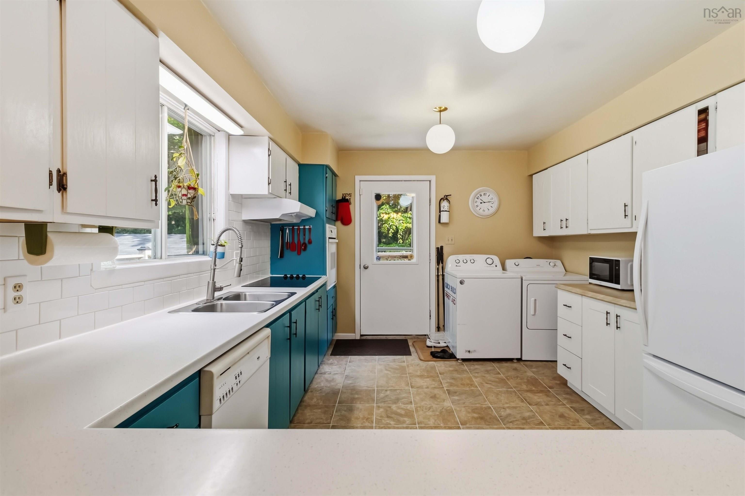 $549,900.00: 17 HALFWAY LAKE     HAMMONDS PLAINS Drive, Maplewood