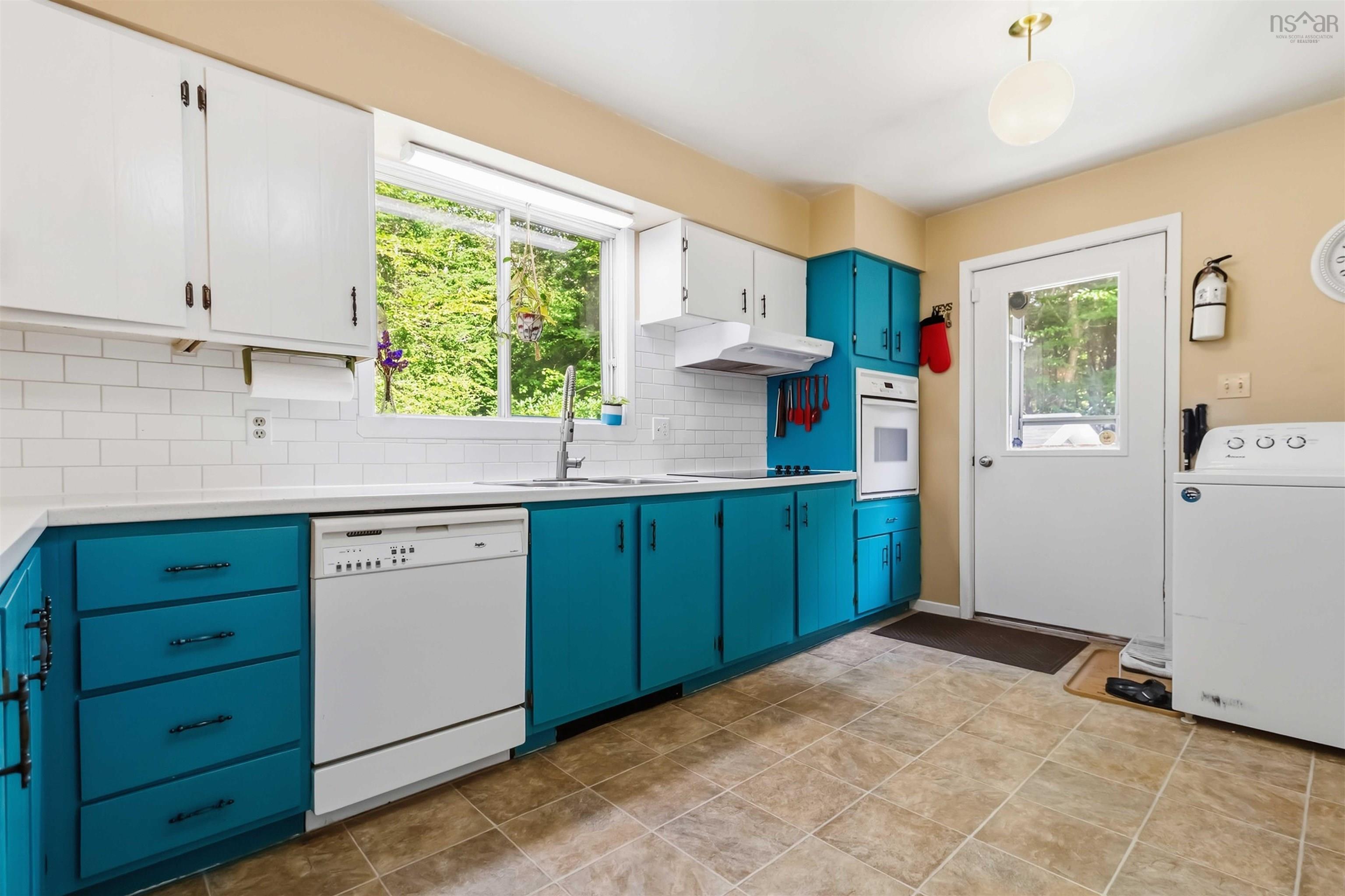 $549,900.00: 17 HALFWAY LAKE     HAMMONDS PLAINS Drive, Maplewood
