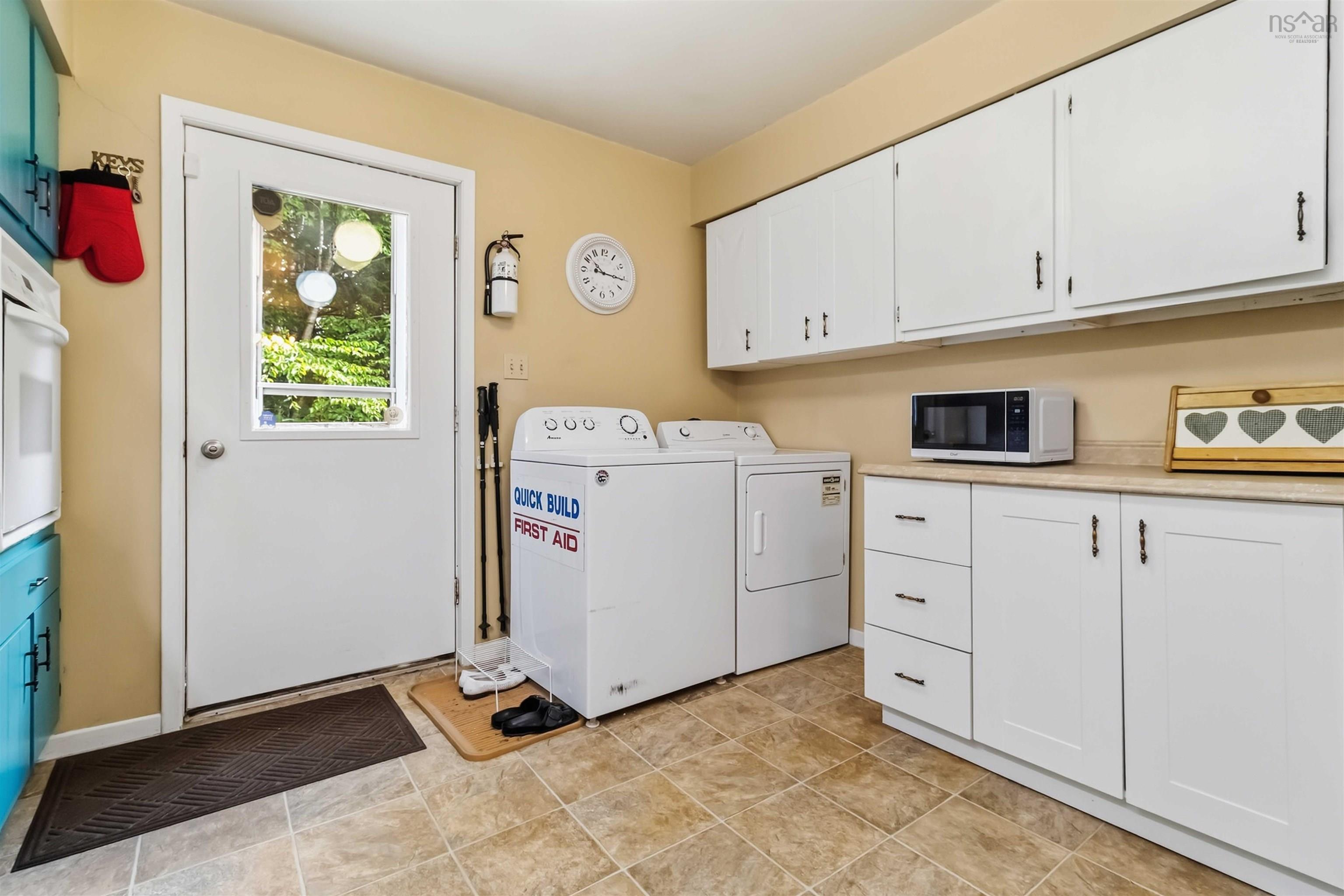 $549,900.00: 17 HALFWAY LAKE     HAMMONDS PLAINS Drive, Maplewood