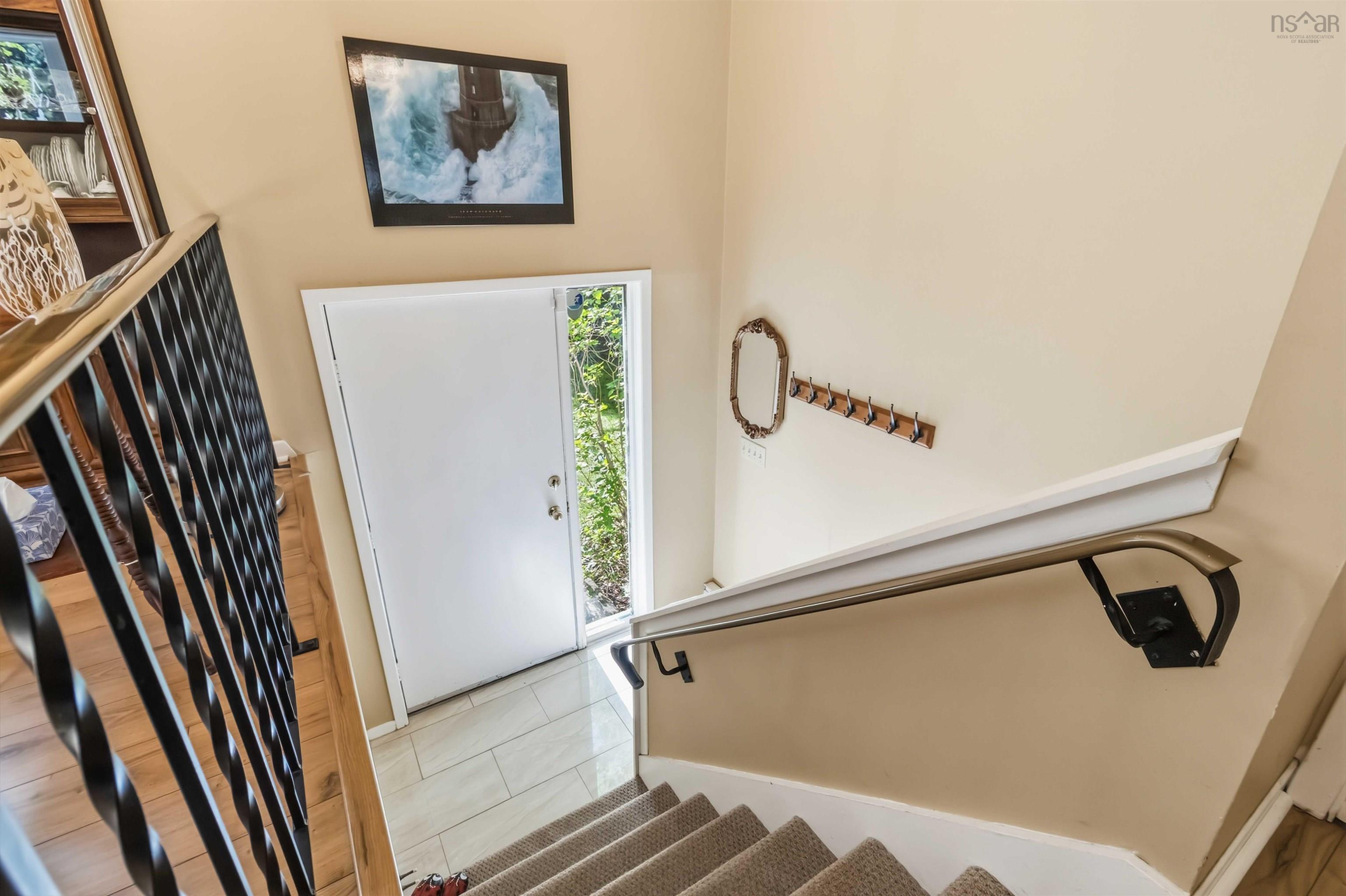 $549,900.00: 17 HALFWAY LAKE     HAMMONDS PLAINS Drive, Maplewood
