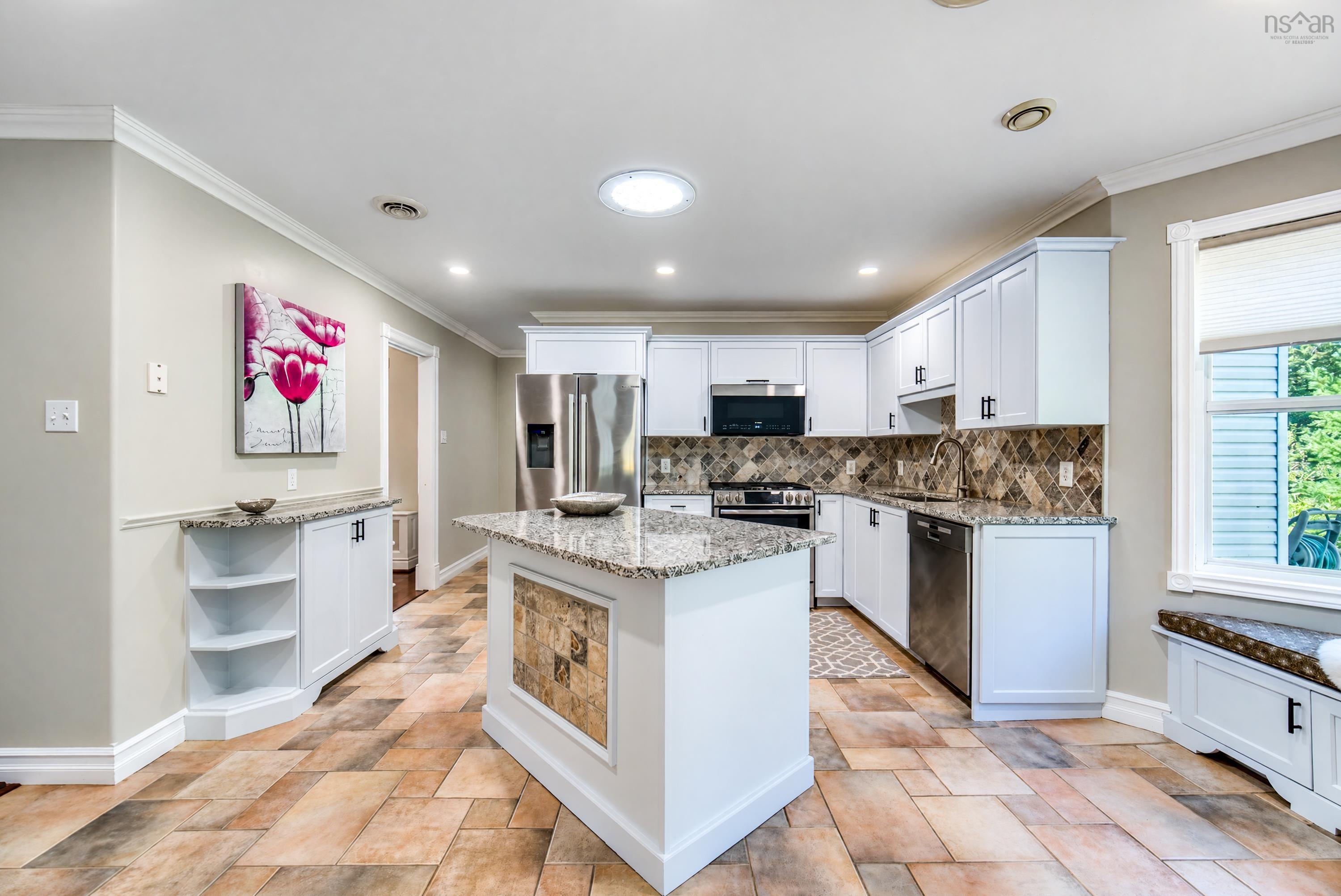 $866,000.00: 179 LOCHMOOR Lane, Lake Loon