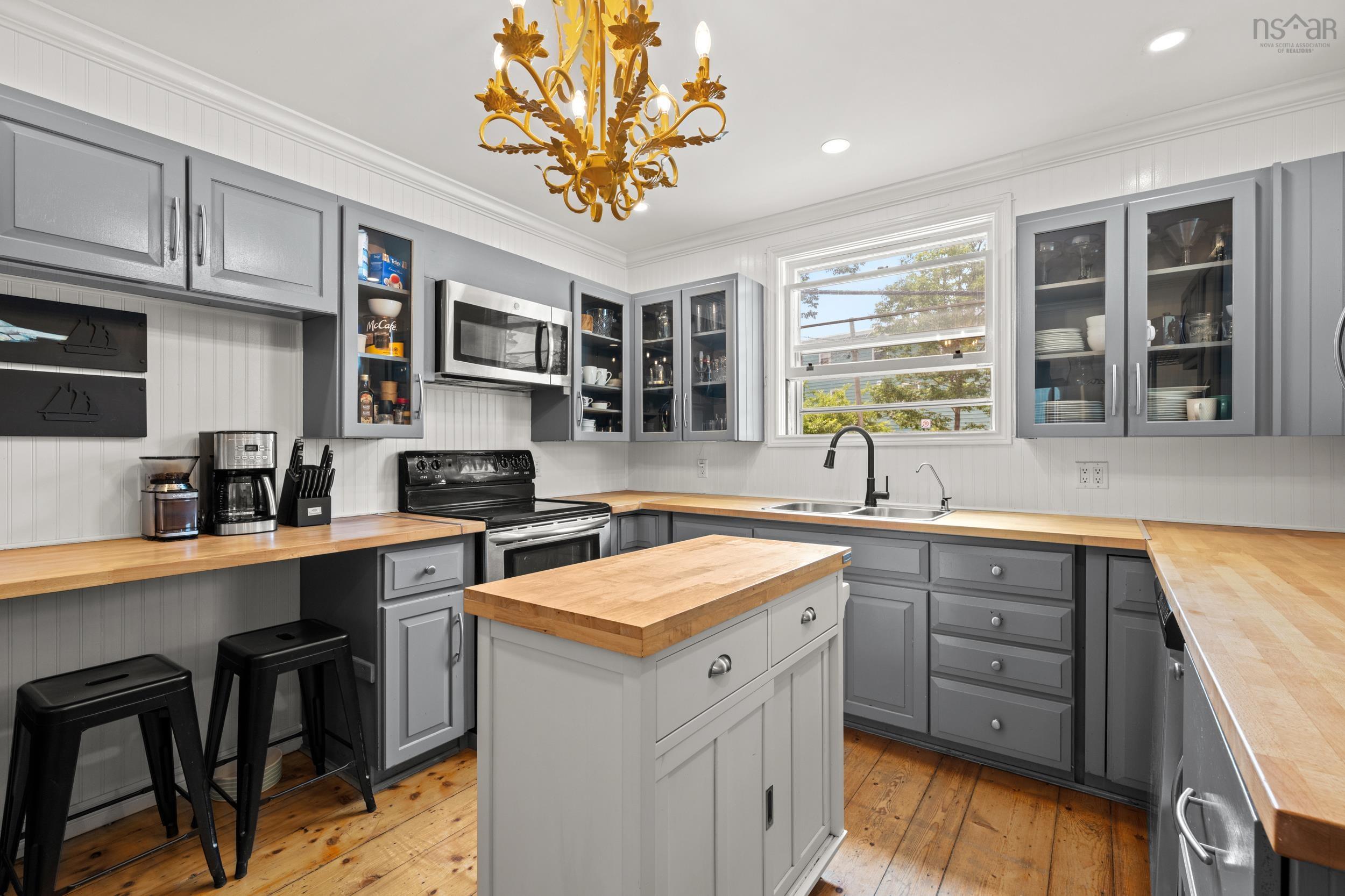 $950,000.00: 558 Main Street, Mahone Bay