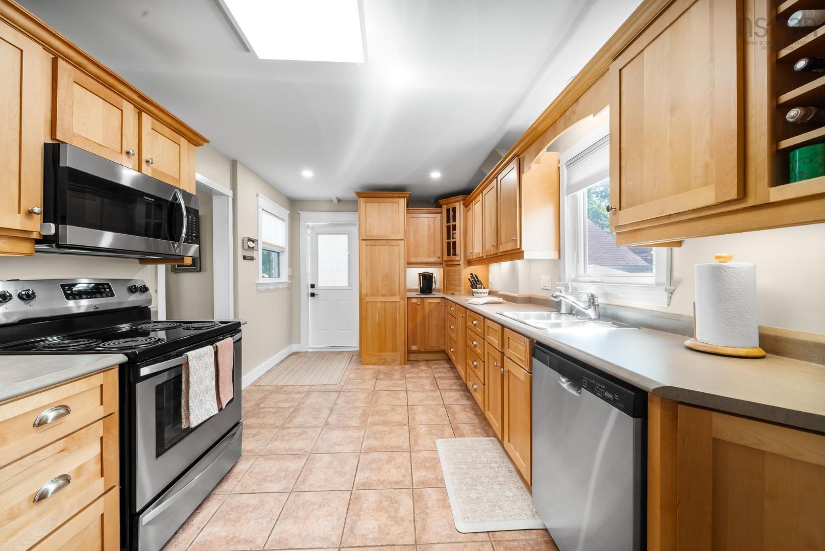 $749,900.00: 8 Eaton Avenue, Dartmouth