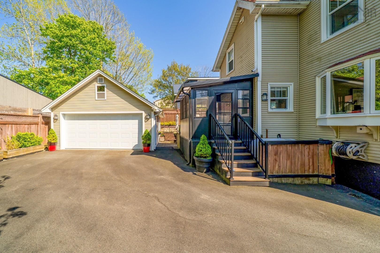 $749,900.00: 8 Eaton Avenue, Dartmouth