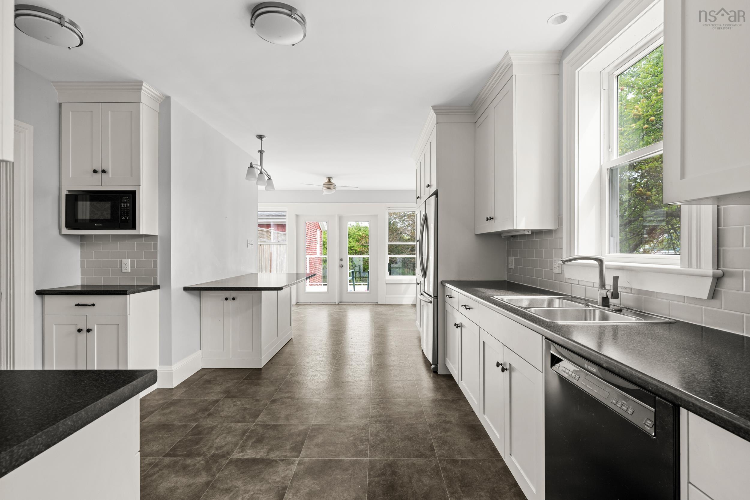 $769,000.00: 8 Maple Avenue, Lunenburg