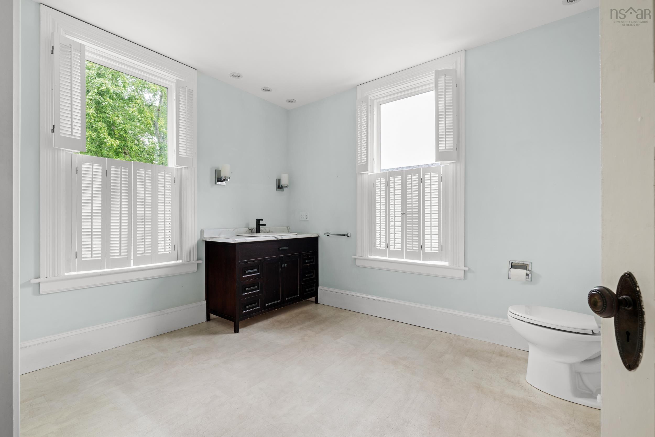 $769,000.00: 8 Maple Avenue, Lunenburg