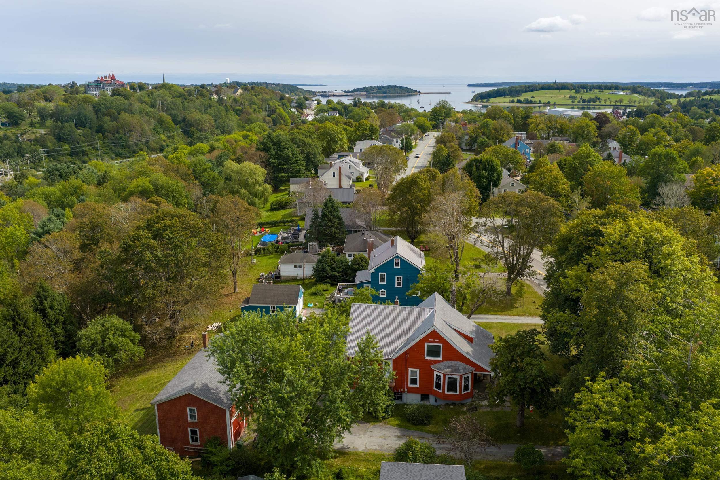 $769,000.00: 8 Maple Avenue, Lunenburg