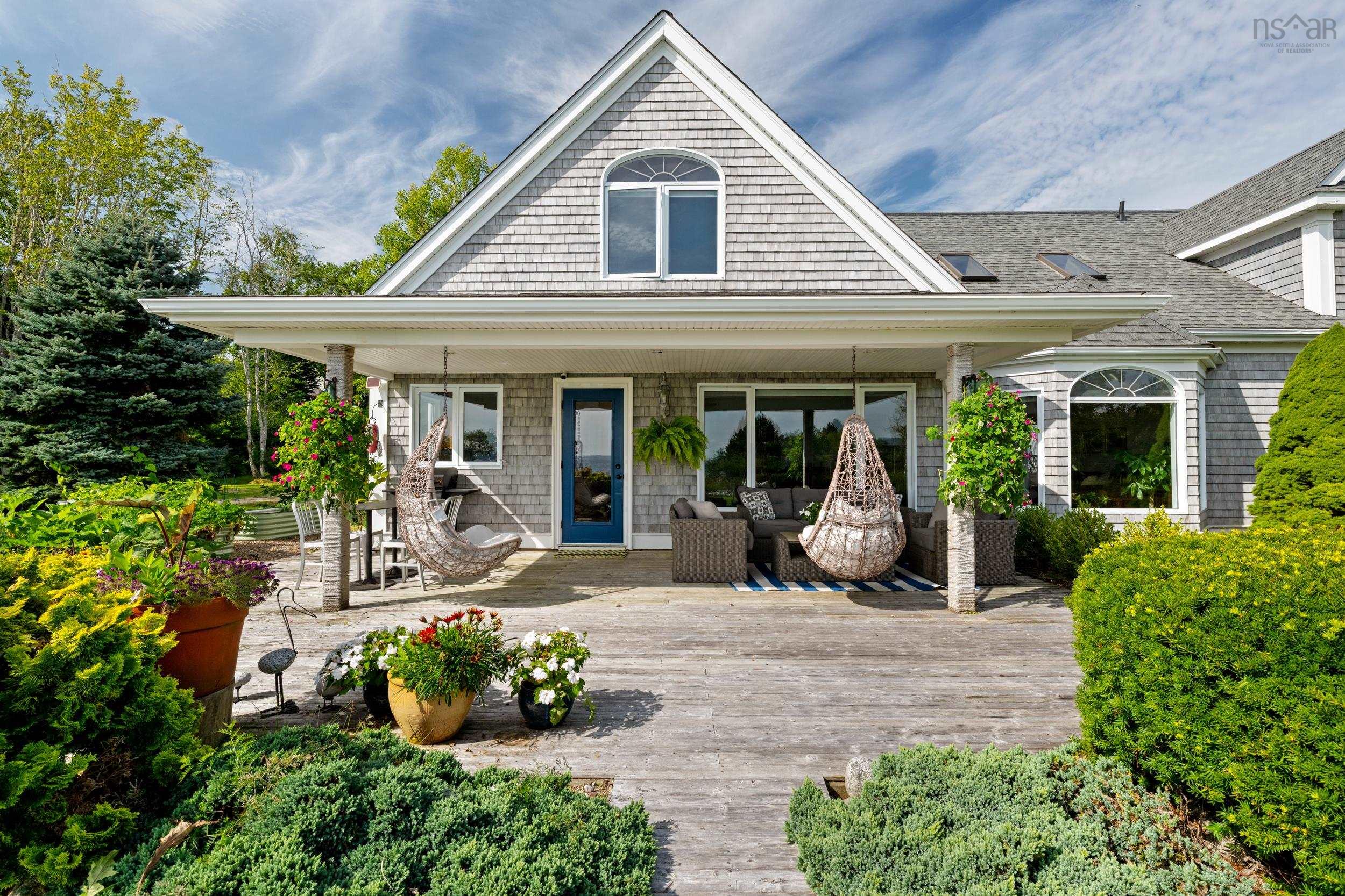 $2,649,000.00: 467 329 Highway, Fox Point