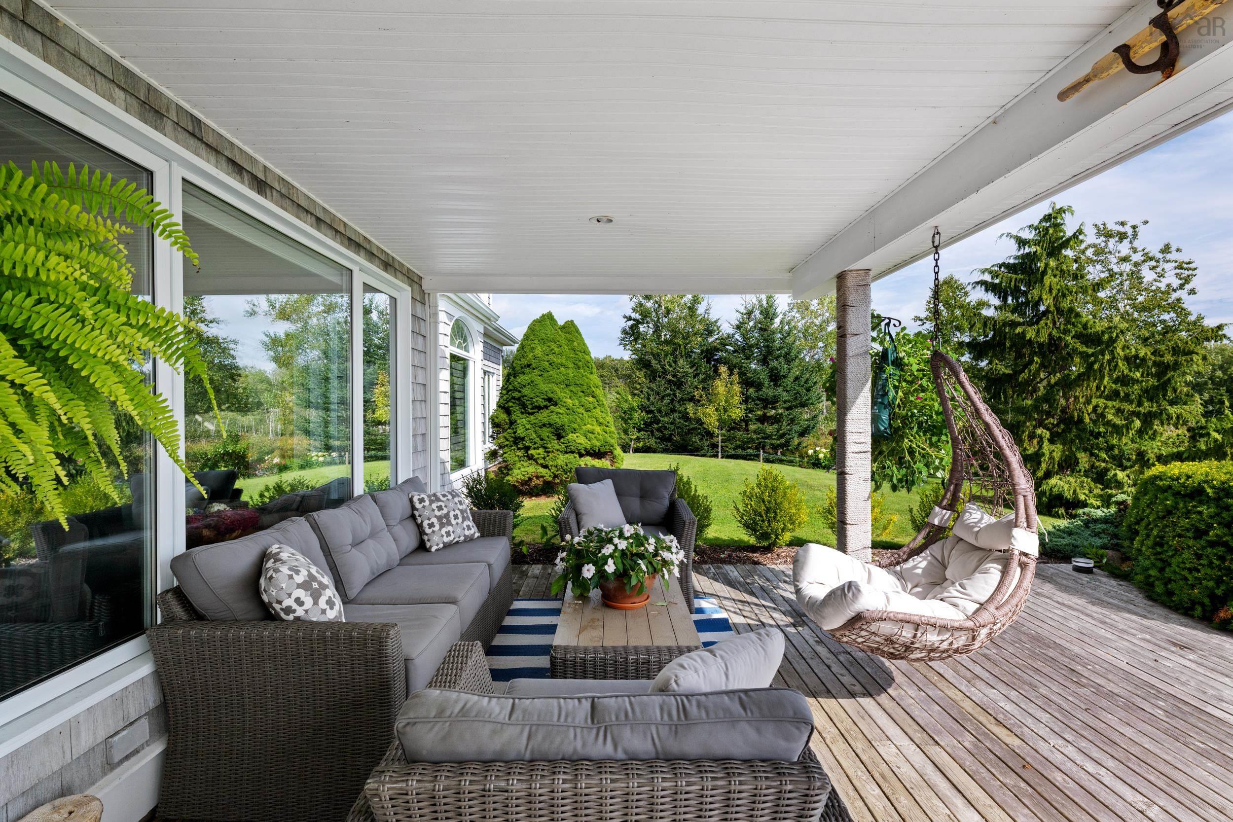 $2,649,000.00: 467 329 Highway, Fox Point
