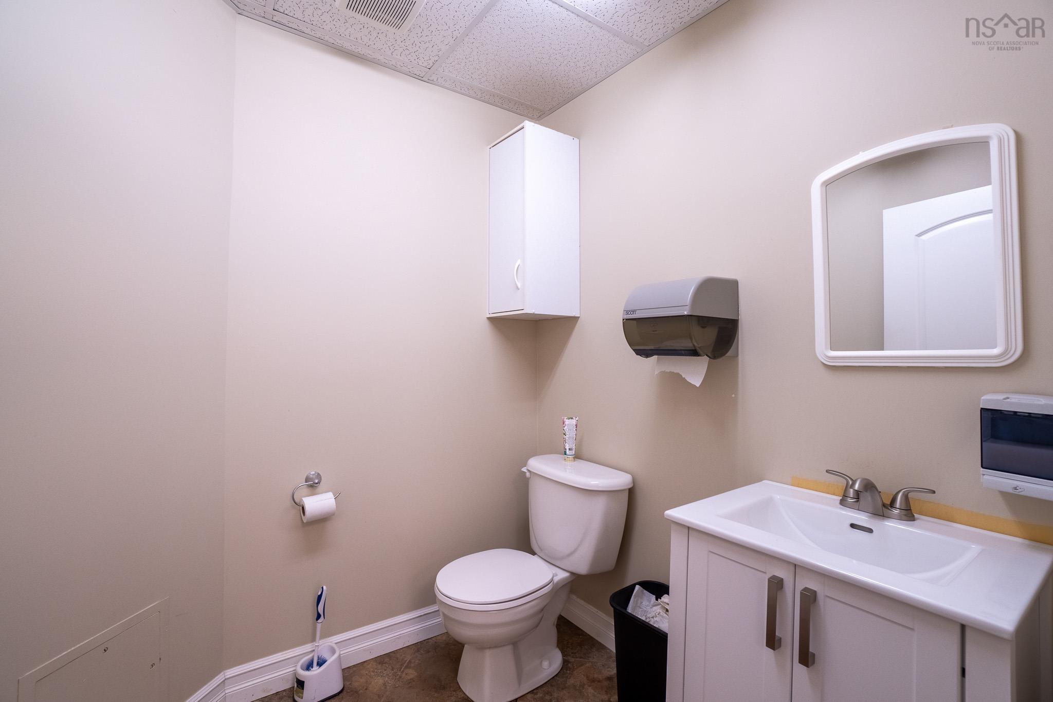 $1,600,000.00: 8861 Commercial Street, New Minas