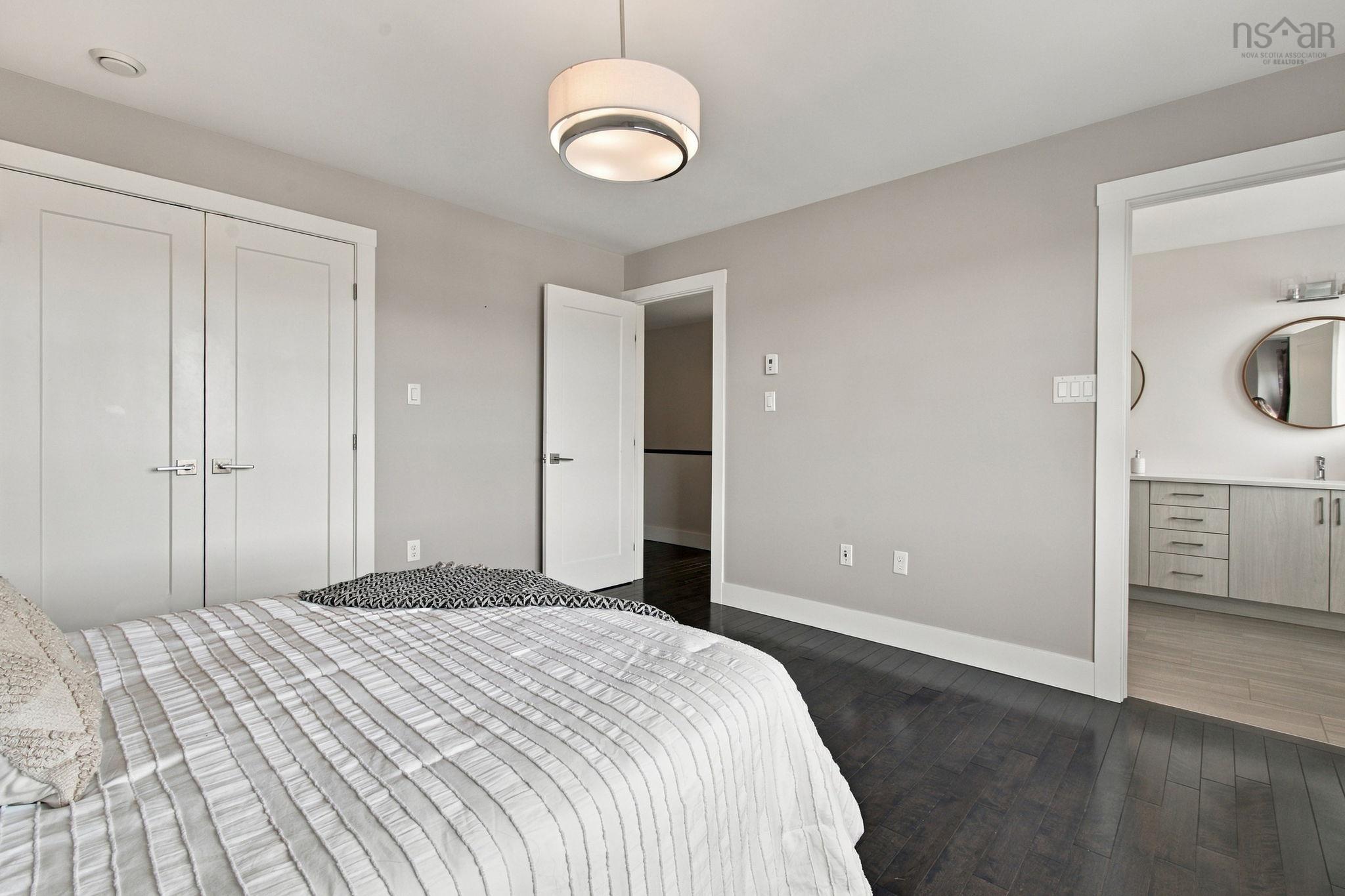 $699,900.00: 76 Tilbury Avenue, West Bedford