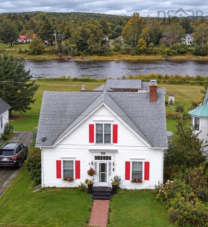 $449,800.00: 8153 7 Highway, Sherbrooke