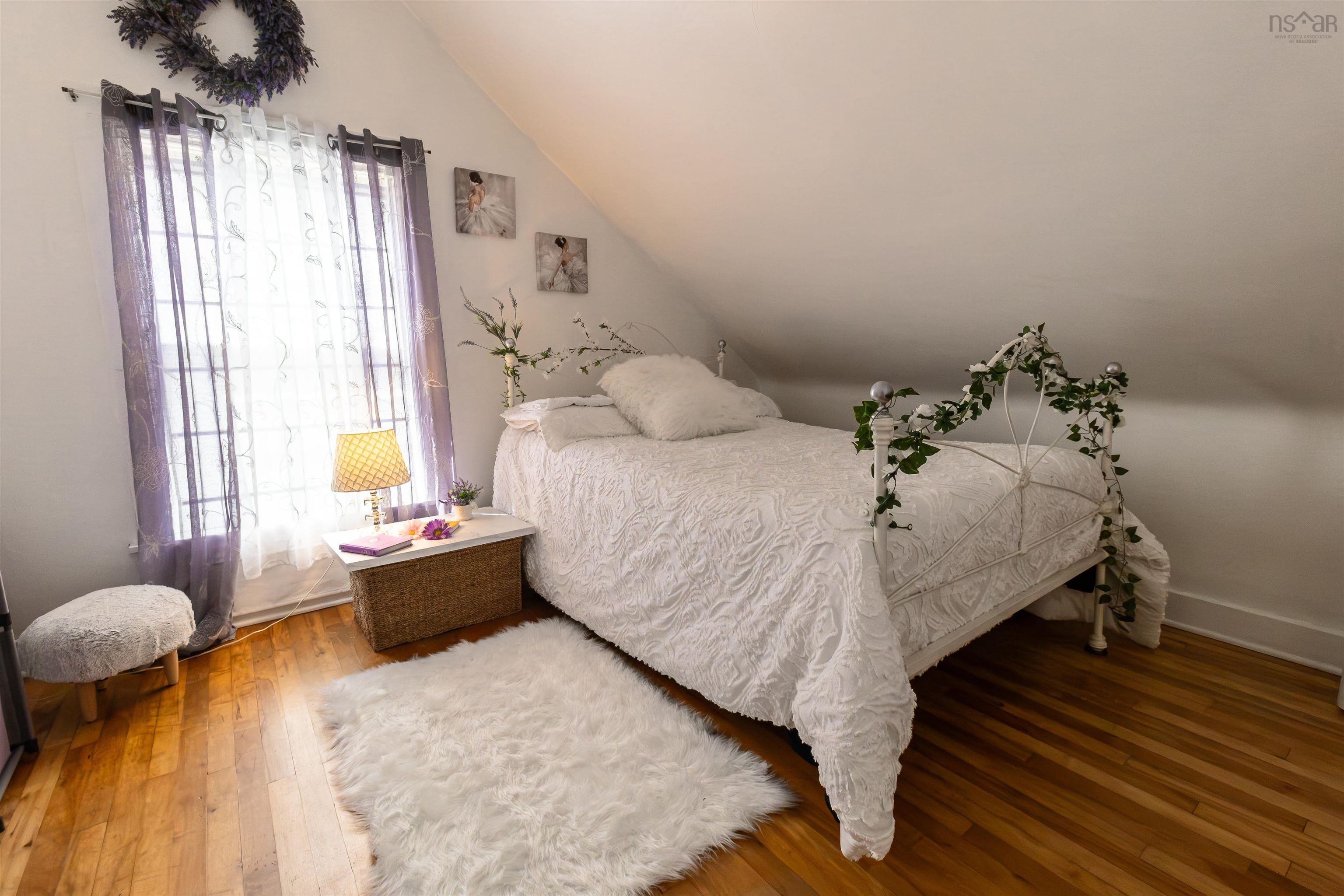 $449,800.00: 8153 7 Highway, Sherbrooke