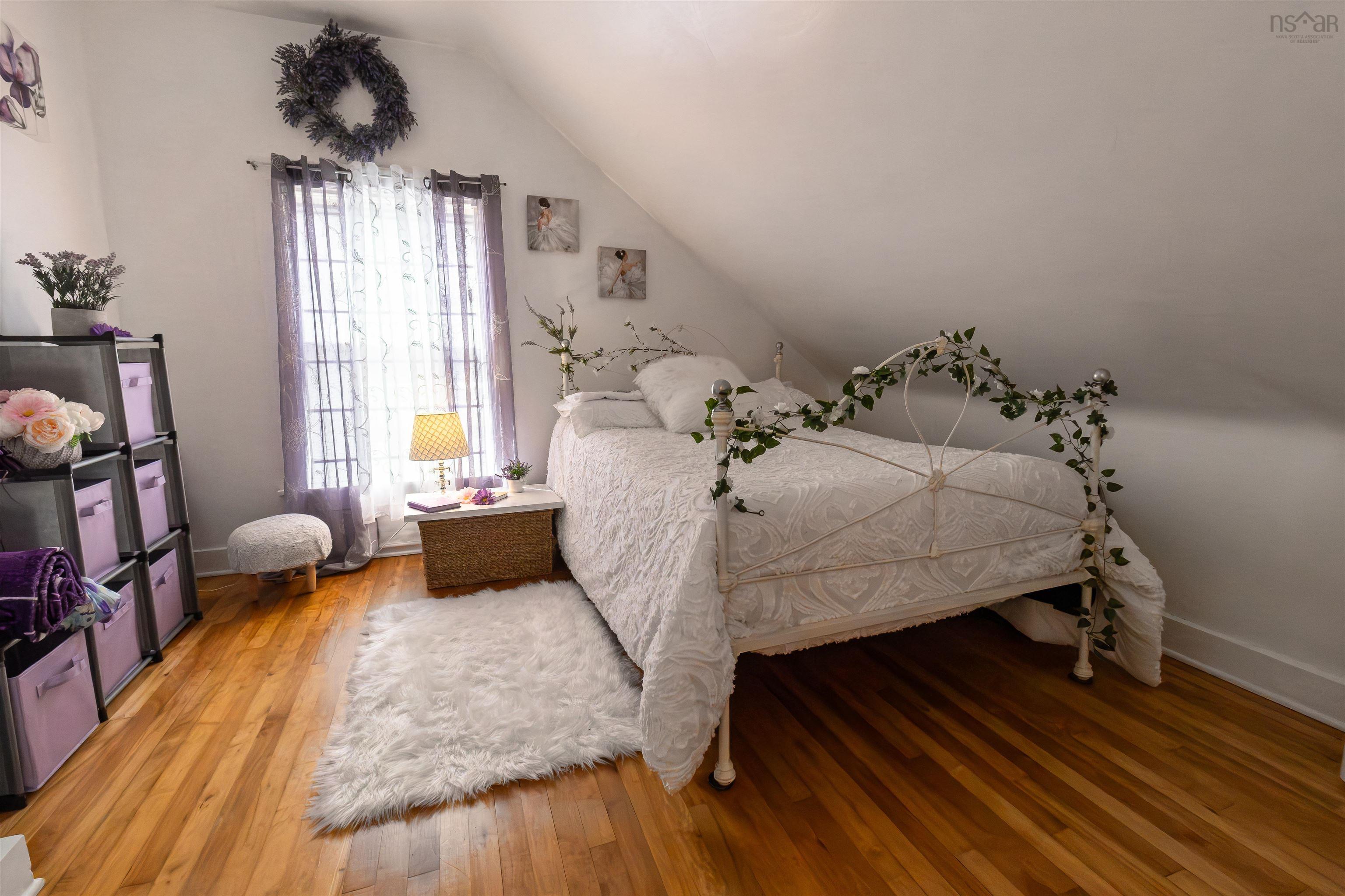 $449,800.00: 8153 7 Highway, Sherbrooke